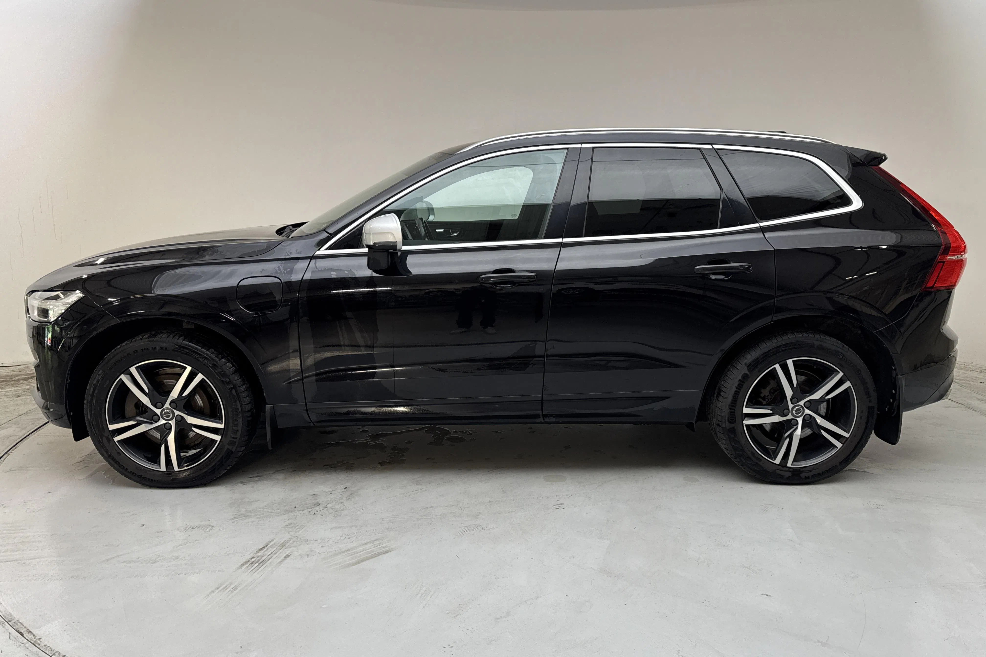 Presentationsfoto 2 av 18: Volvo XC60 T8 AWD Recharge (390hk) - 25 304 mil - Automat - svart - 2019