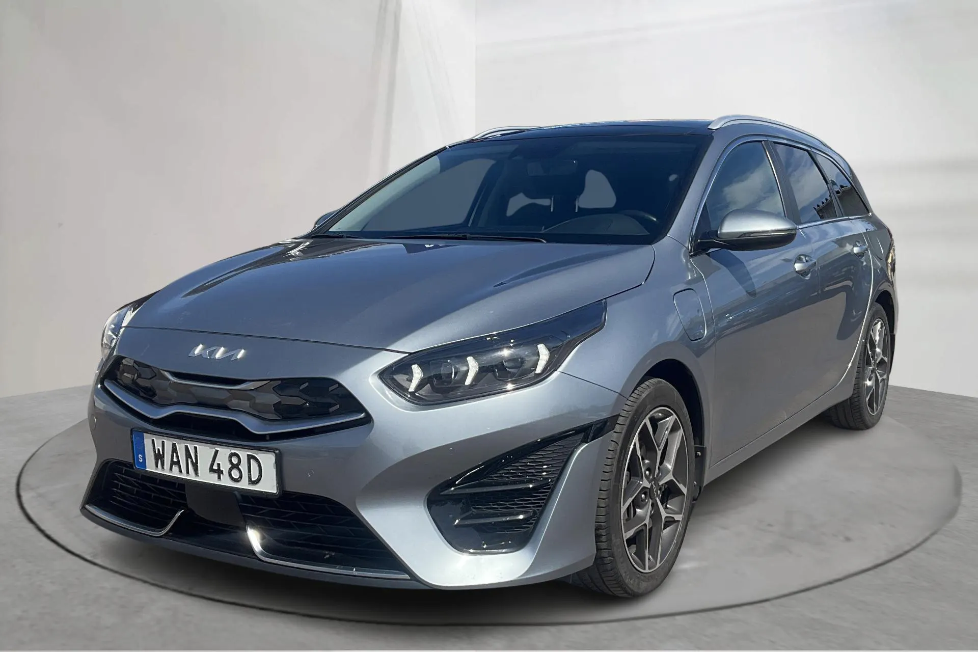 Presentationsfoto 1 av 22: KIA Ceed 1.6 Plug-in Hybrid SW (141hk) - 7 600 mil - Automat - grå - 2023