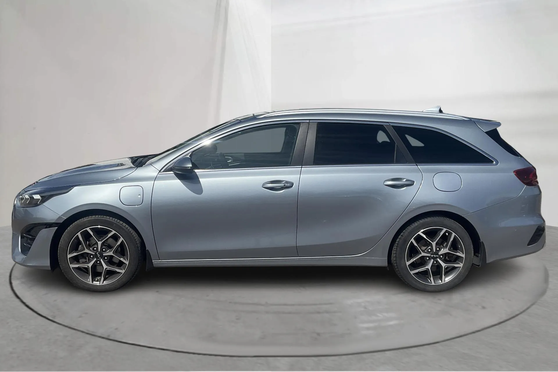 Presentationsfoto 2 av 22: KIA Ceed 1.6 Plug-in Hybrid SW (141hk) - 7 600 mil - Automat - grå - 2023