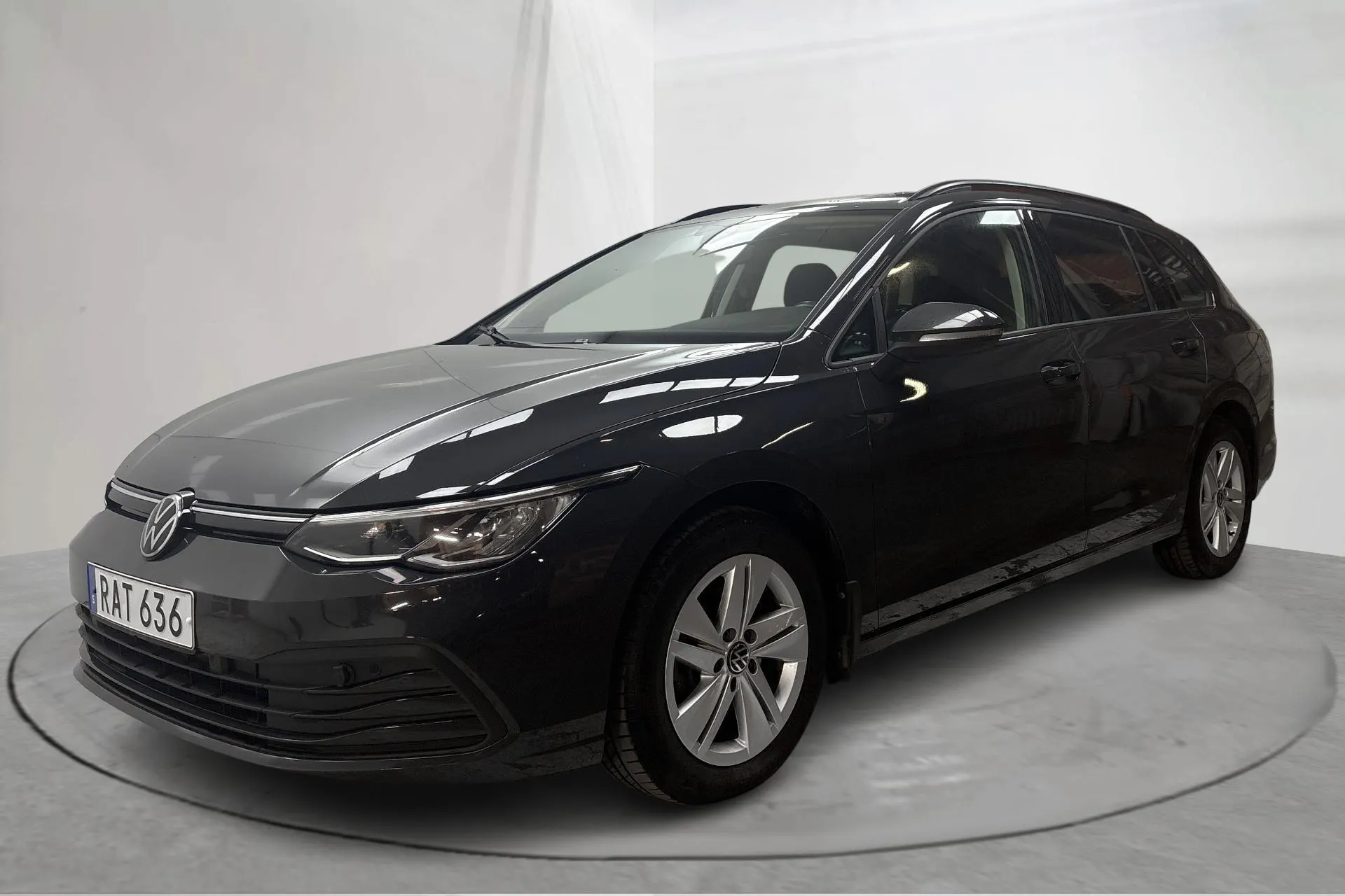 Presentationsfoto 1 av 15: VW Golf VIII 2.0 TDI Sportscombi (115hk) - 6 245 mil - Automat - grå - 2024