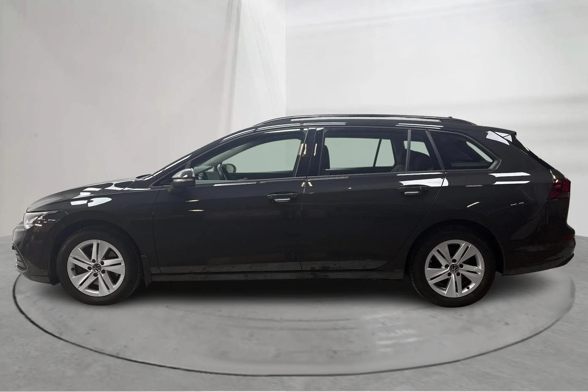 Presentationsfoto 2 av 15: VW Golf VIII 2.0 TDI Sportscombi (115hk) - 6 245 mil - Automat - grå - 2024