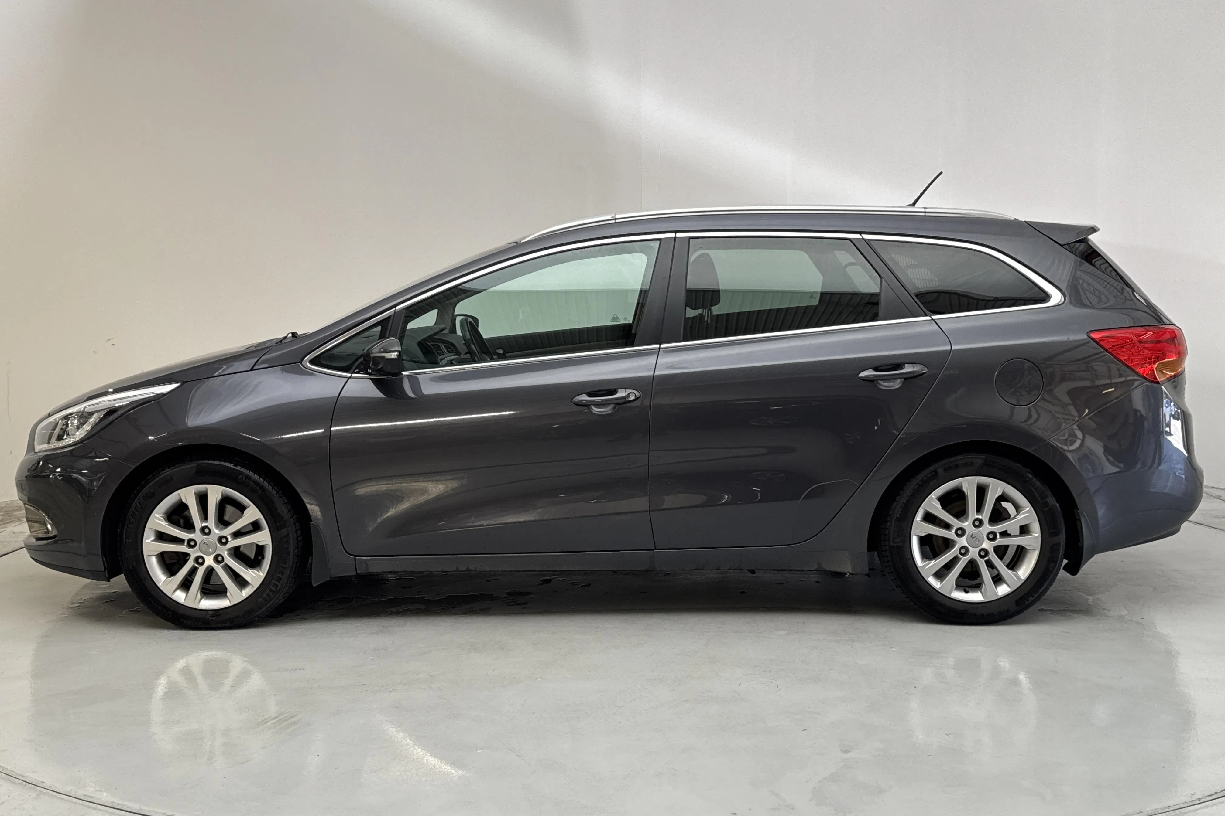 Presentationsfoto 2 av 12: KIA Cee'd 1.6 CRDi SW (128hk) - 19 457 mil - Manuell - grå - 2014