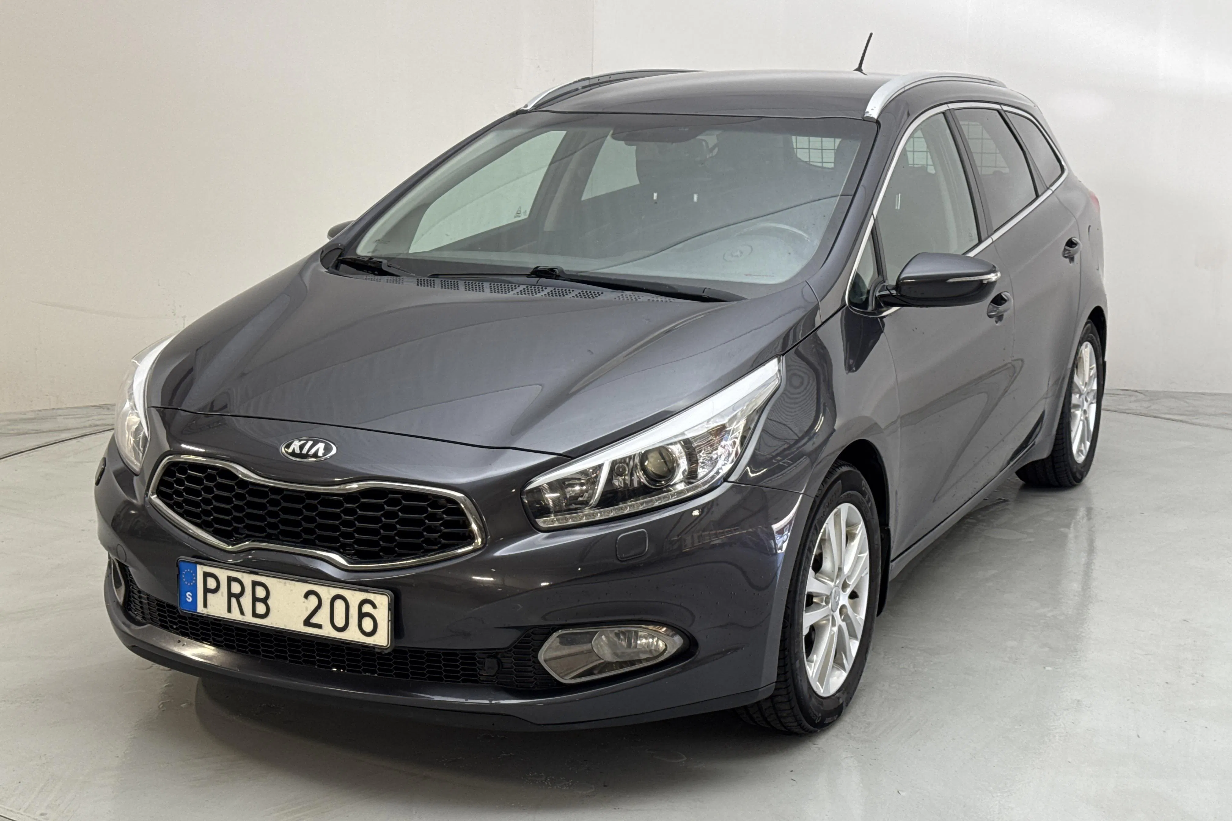 Presentationsfoto 1 av 12: KIA Cee'd 1.6 CRDi SW (128hk) - 19 457 mil - Manuell - grå - 2014