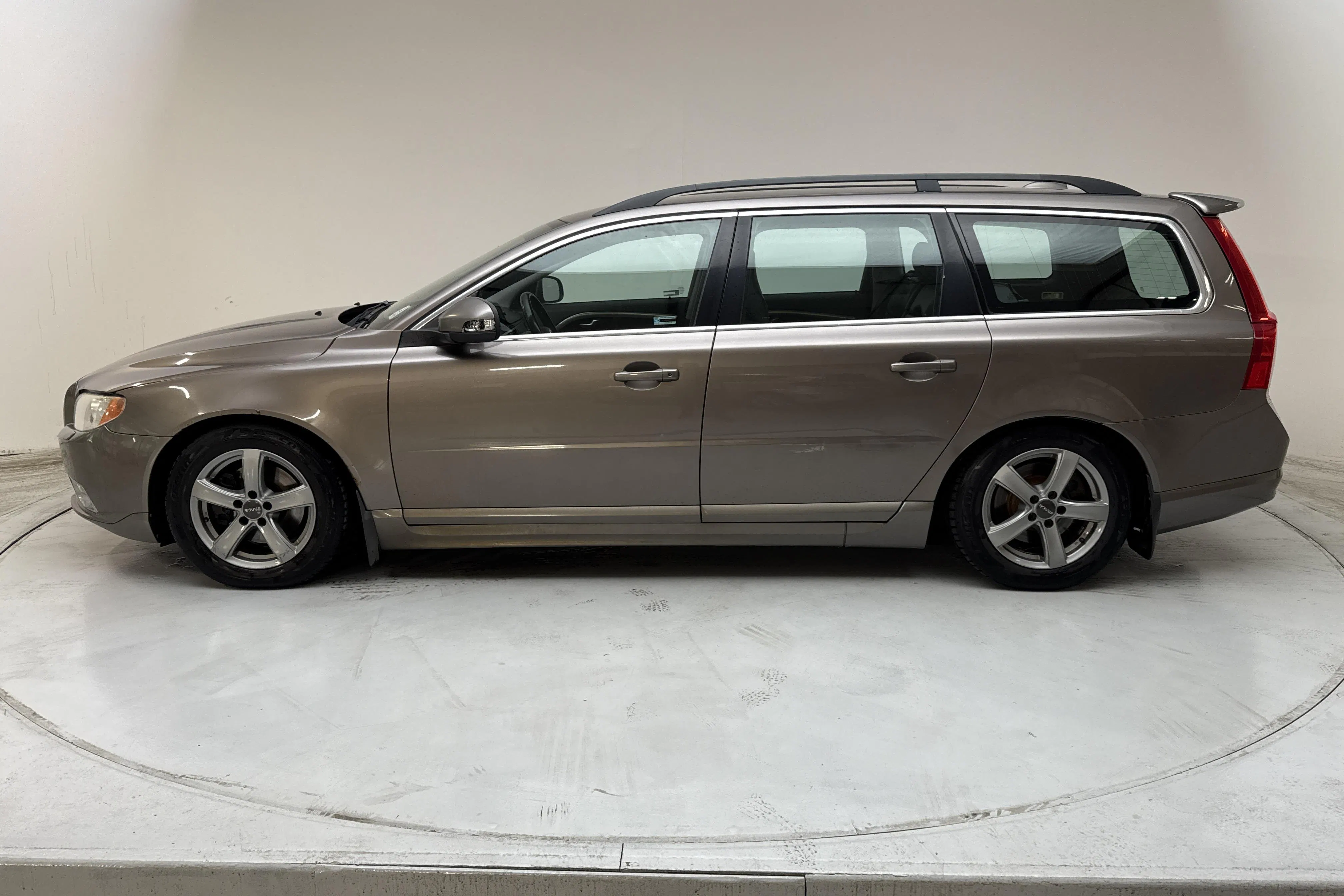 Presentation photo 2 of 12: Volvo V70 II 2.4D (175hk) - 338 490 km - Automatic - gray - 2010