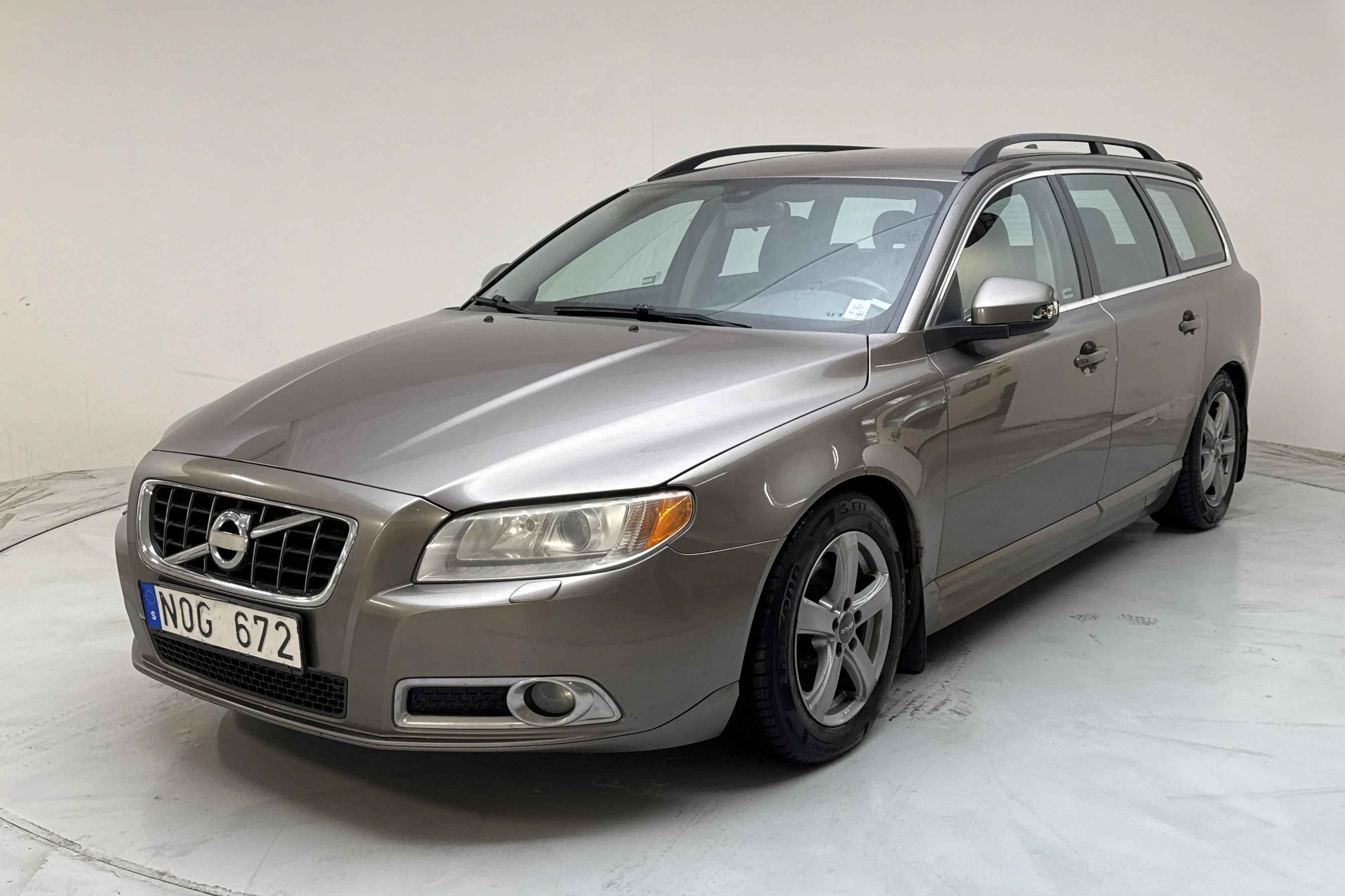 Presentation photo 1 of 12: Volvo V70 II 2.4D (175hk) - 338 490 km - Automatic - gray - 2010