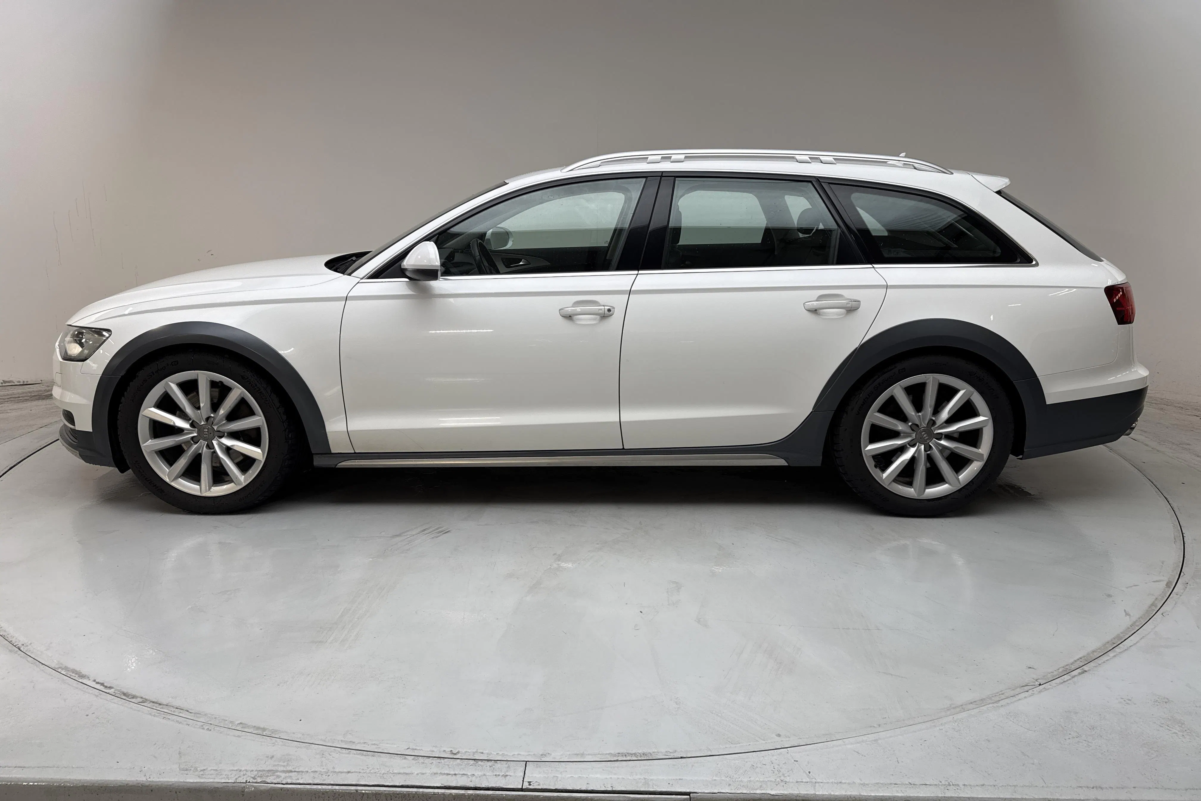 Presentationsfoto 2 av 13: Audi A6 Allroad 3.0 TDI quattro (218hk) - 23 828 mil - Automat - vit - 2017