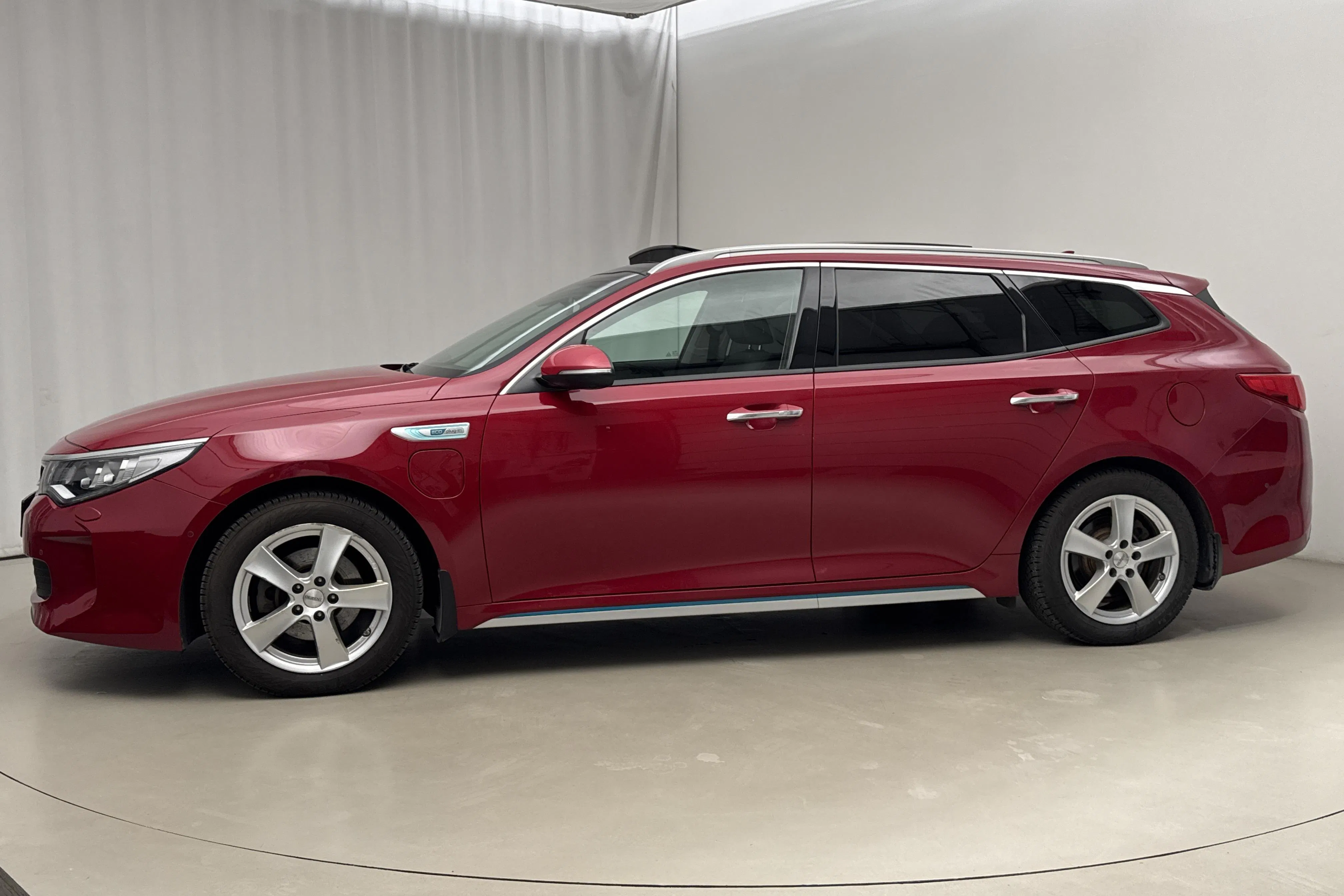 Presentationsfoto 2 av 25: KIA Optima 2.0 GDi Plug-in Hybrid SW (205hk) - 16 816 mil - Automat - röd - 2018