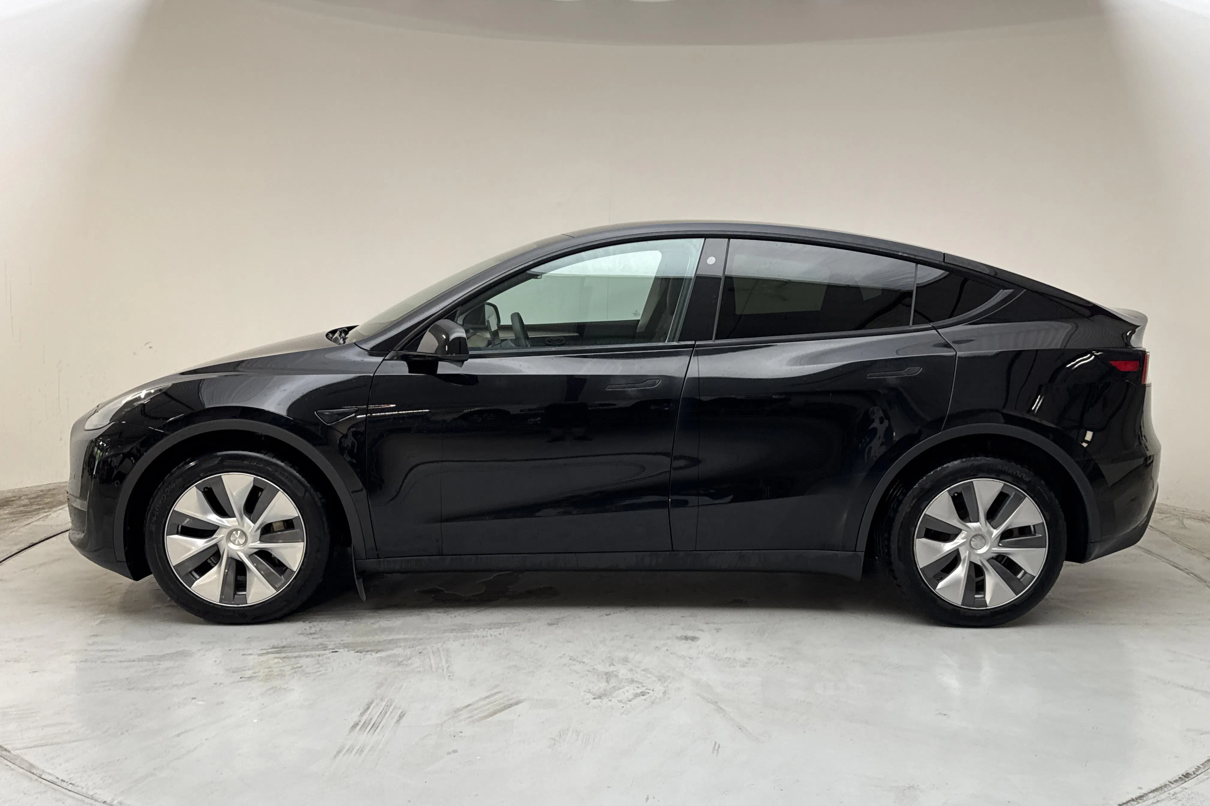 Presentationsfoto 2 av 19: Tesla Model Y Long Range Dual Motor AWD - 10 369 mil - Automat - svart - 2022