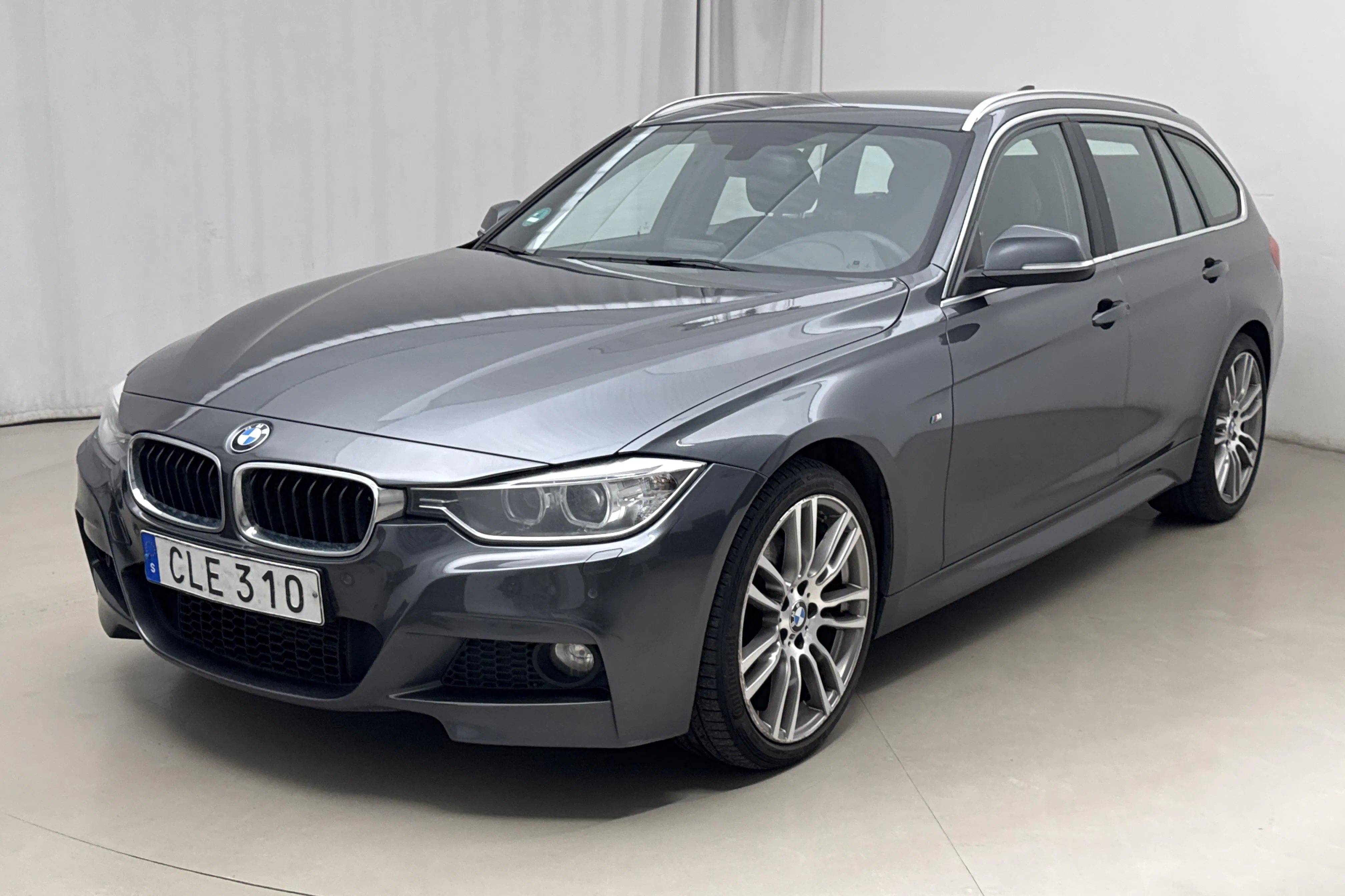 Presentationsfoto 1 av 12: BMW 330d xDrive Touring, F31 (258hk) - 16 914 mil - Automat - grå - 2014