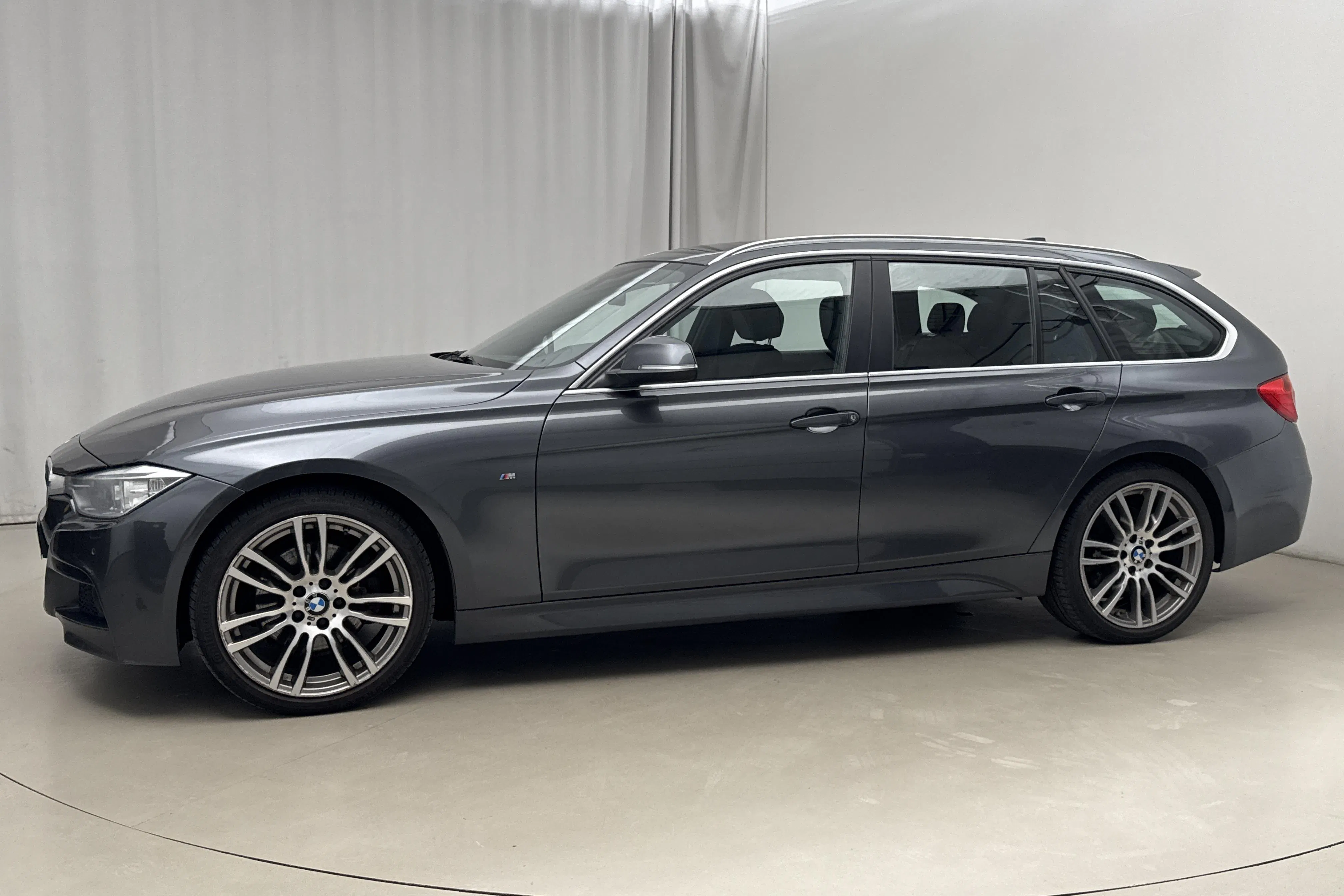 Presentationsfoto 2 av 12: BMW 330d xDrive Touring, F31 (258hk) - 16 914 mil - Automat - grå - 2014