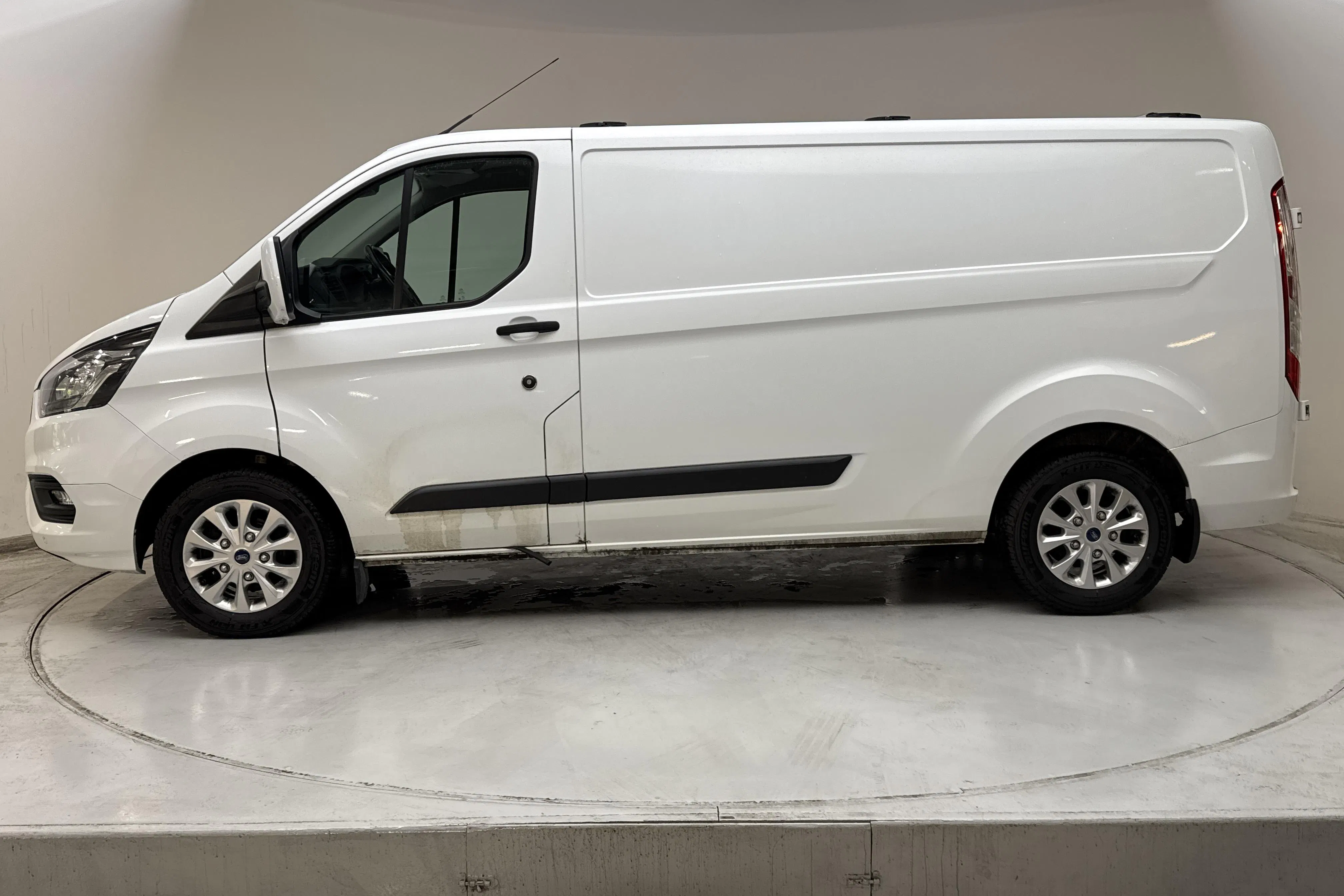 Presentation photo 2 of 12: Ford Transit Custom 300 (130hk) - 175 640 km - Automatic - white - 2023