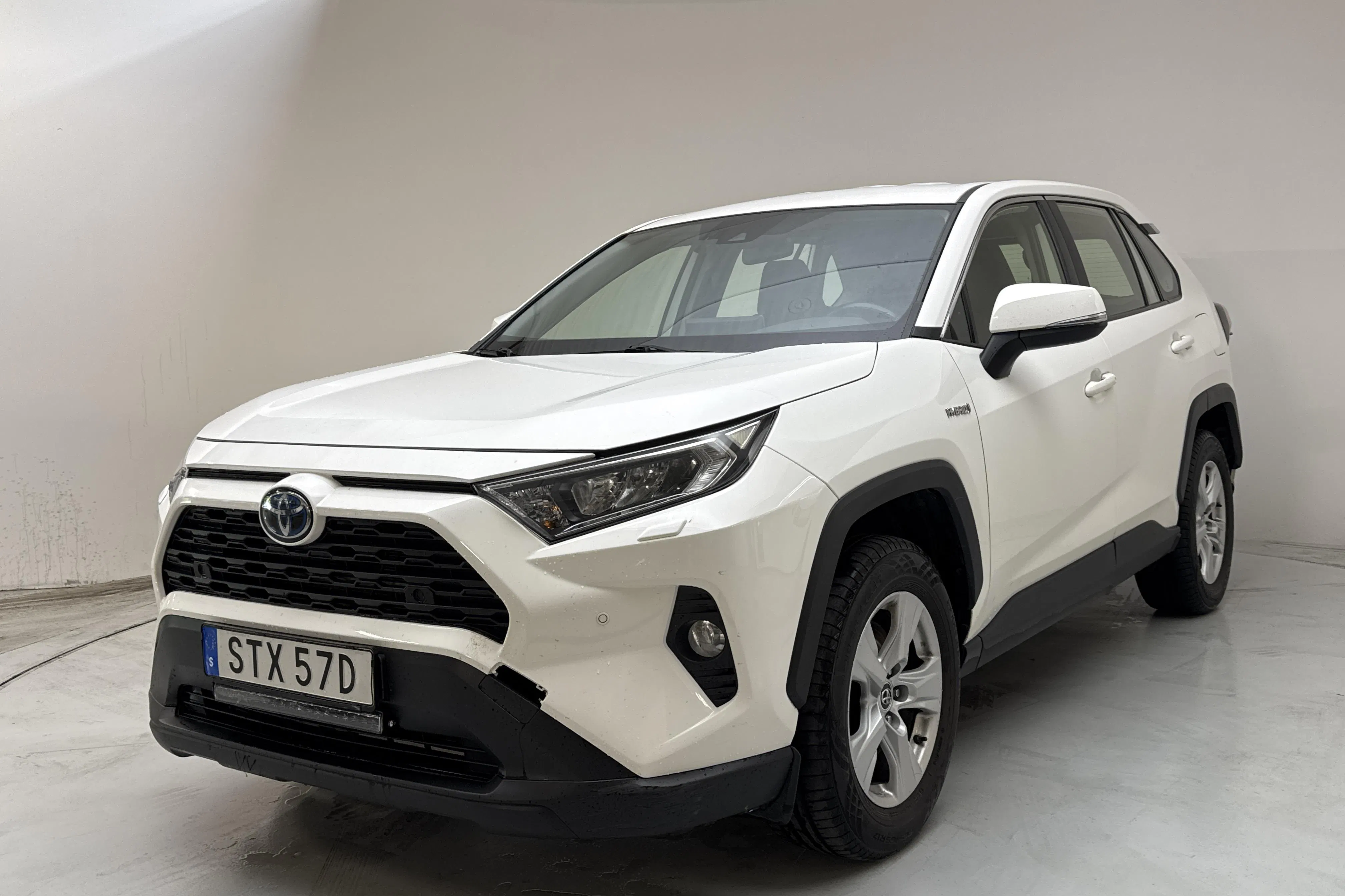 Presentationsfoto 1 av 14: Toyota RAV4 2.5 HSD AWD (222hk) - 27 857 mil - Automat - vit - 2019