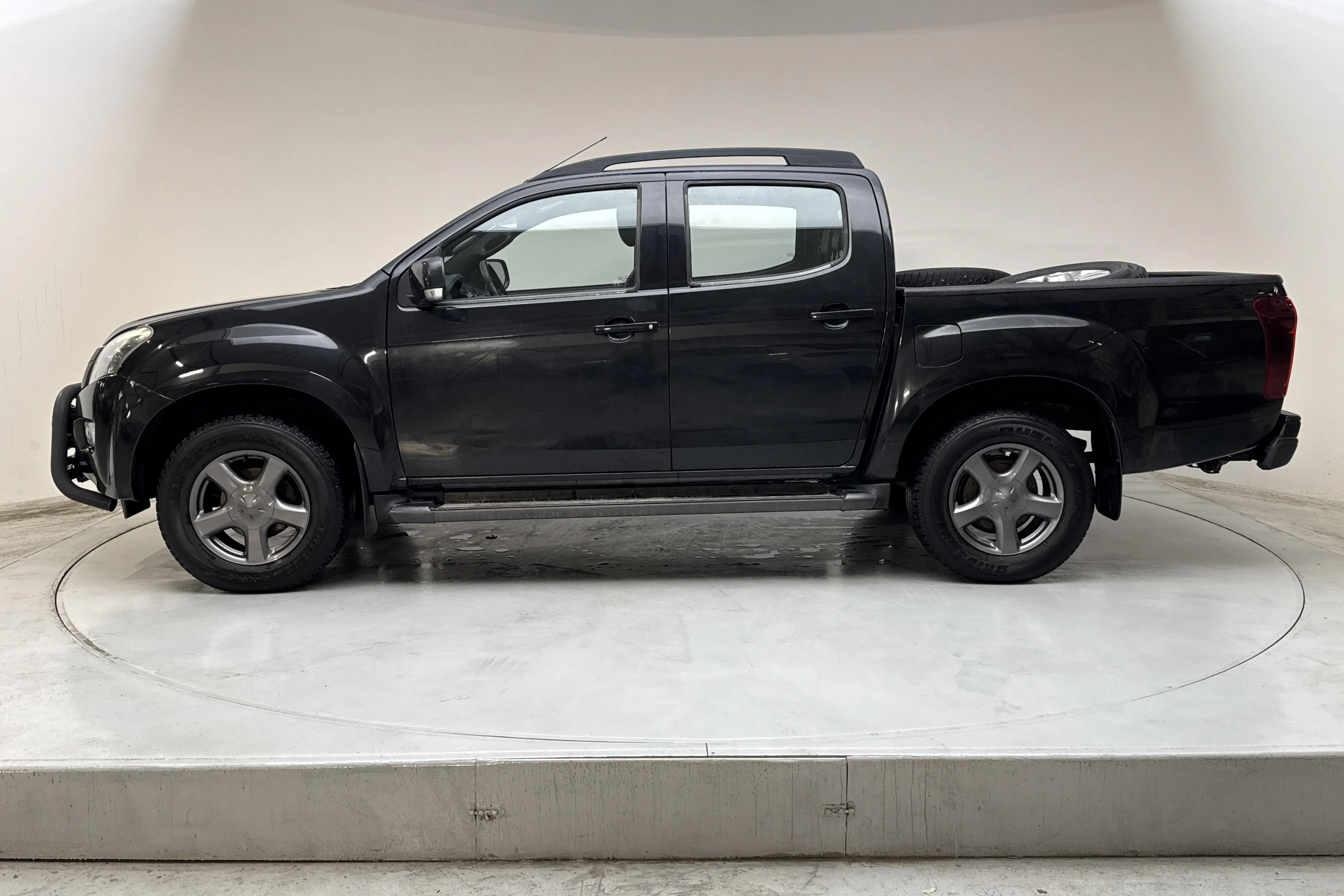 Presentationsfoto 2 av 13: Isuzu D-MAX 2.5 DDI 4WD (163hk) - 13 213 mil - Automat - svart - 2015