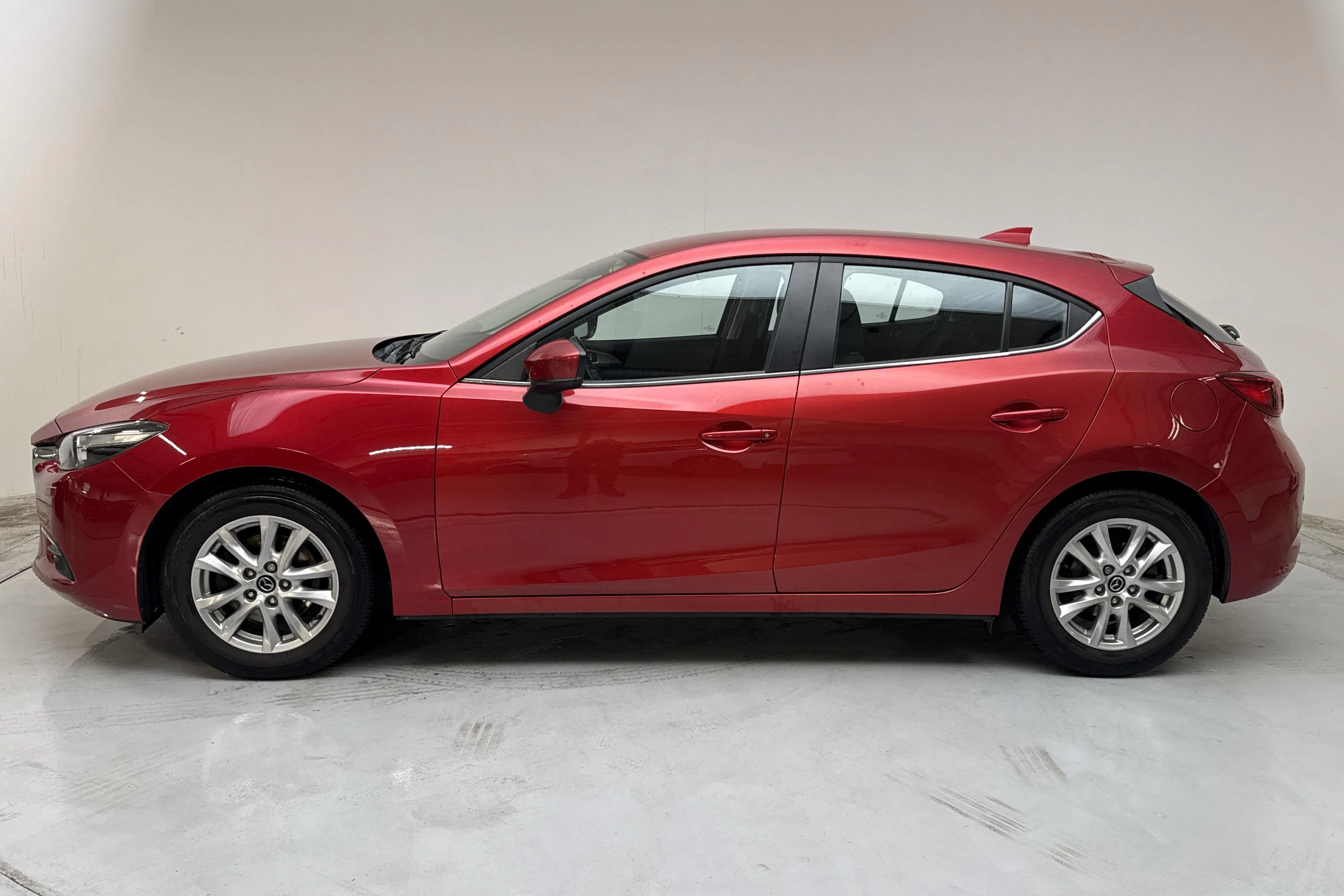 Presentationsfoto 2 av 15: Mazda 3 2.0 Sedan (120hk) - 6 811 mil - Automat - röd - 2017