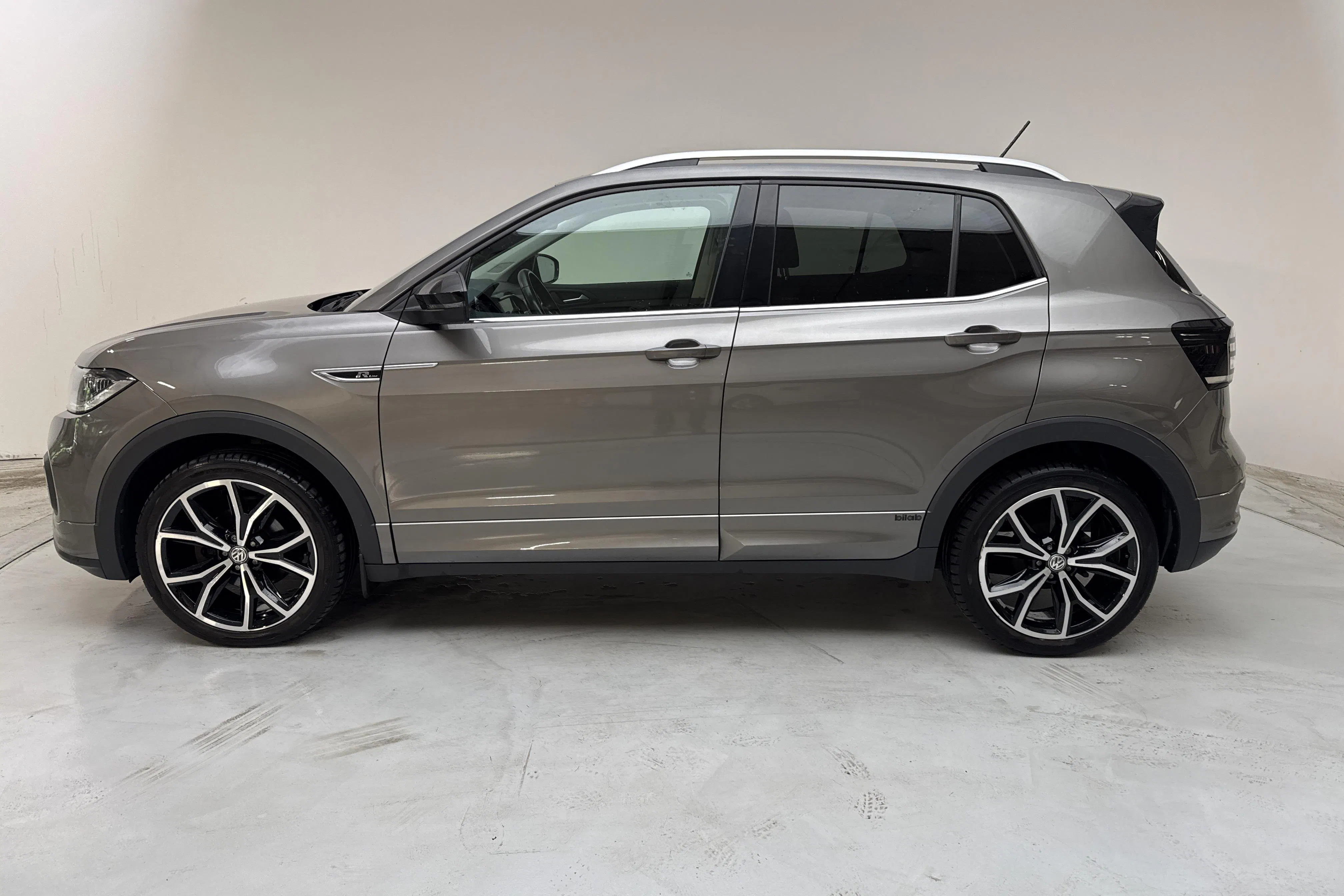 Presentationsfoto 2 av 13: VW T-Cross 1.0 TSI (115hk) - 4 575 mil - Automat - grå - 2020