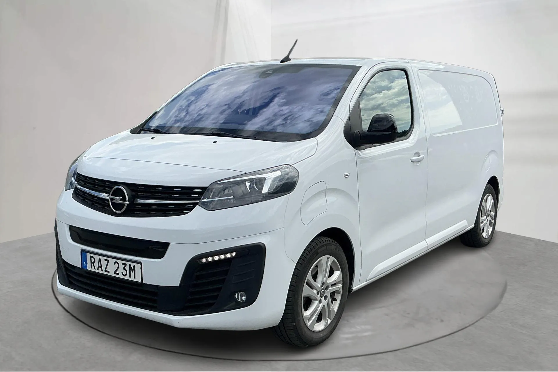 Presentation photo 1 of 14: Opel E-Vivaro 75kWh (136hk) - 18 880 km - Automatic - white - 2024