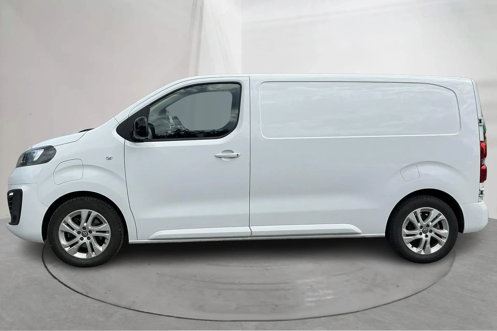 Presentation photo 2 of 14: Opel E-Vivaro 75kWh (136hk) - 18 880 km - Automatic - white - 2024