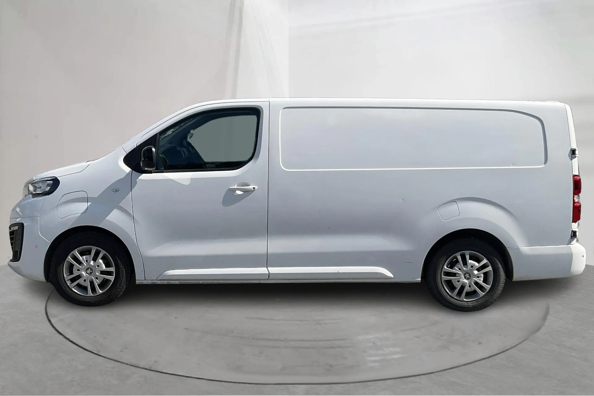 Presentation photo 2 of 20: Peugeot e-Expert Skåp 75kWh (136hk) - 79 660 km - Automatic - white - 2022