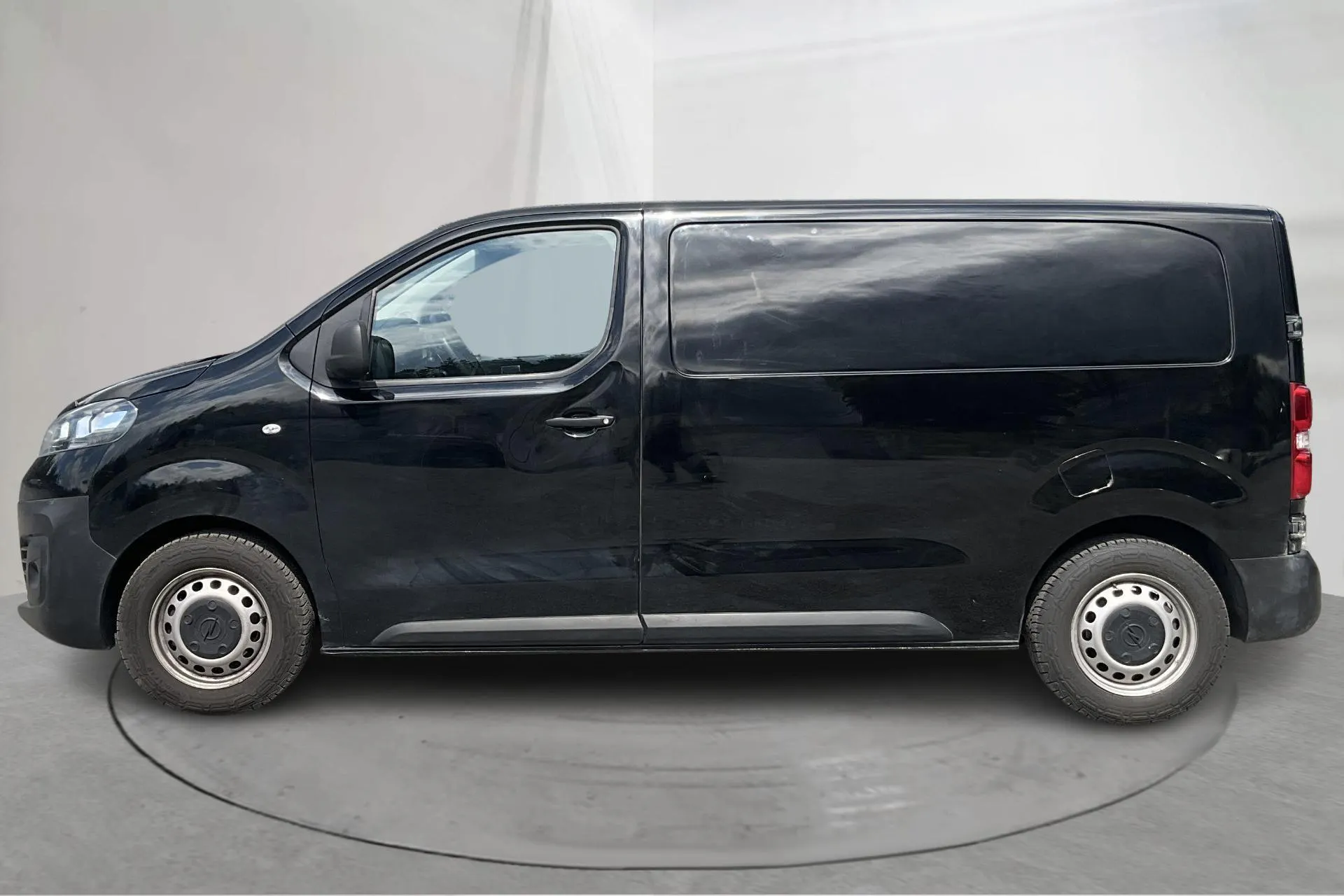 Presentation photo 2 of 14: Opel Vivaro 2.0 D (145hk) - 78 300 km - Automatic - black - 2023