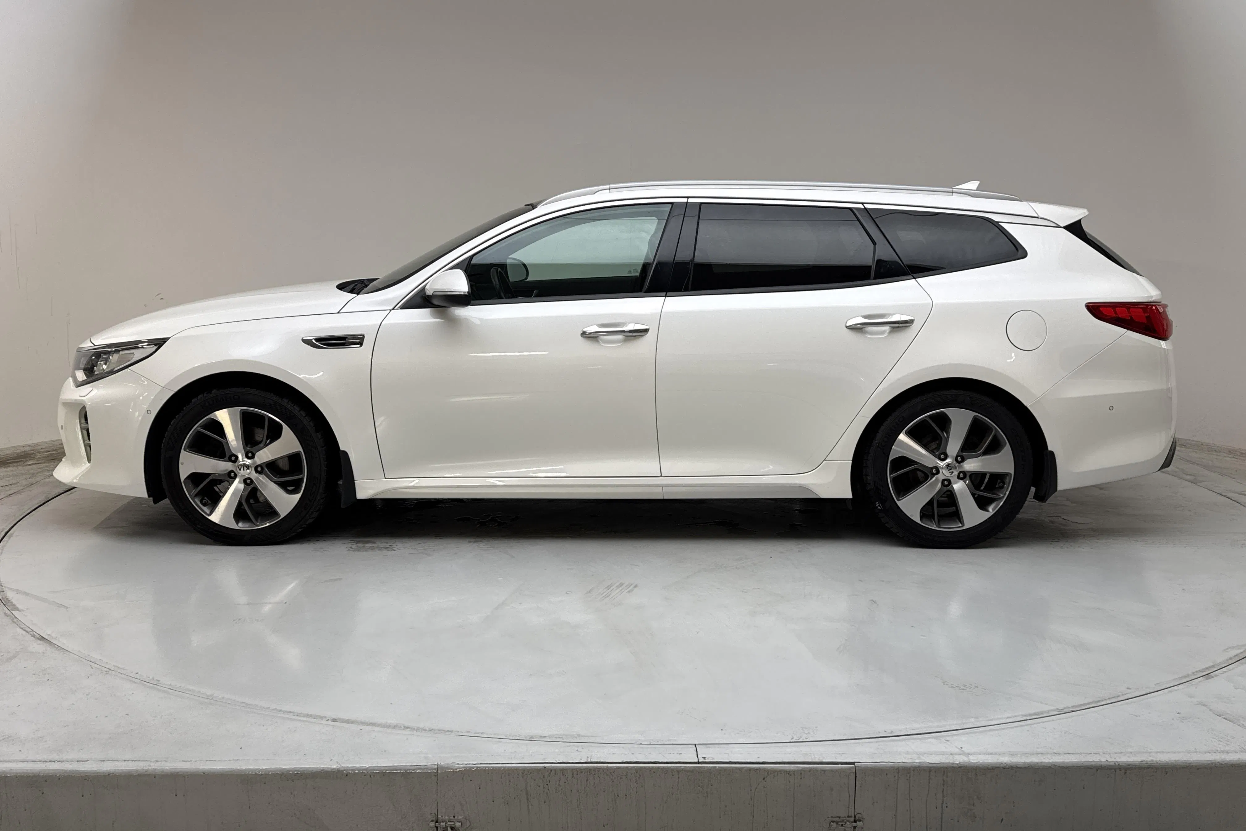 Presentationsfoto 2 av 20: KIA Optima 1.7 CRDi SW (141hk) - 15 745 mil - Automat - vit - 2017