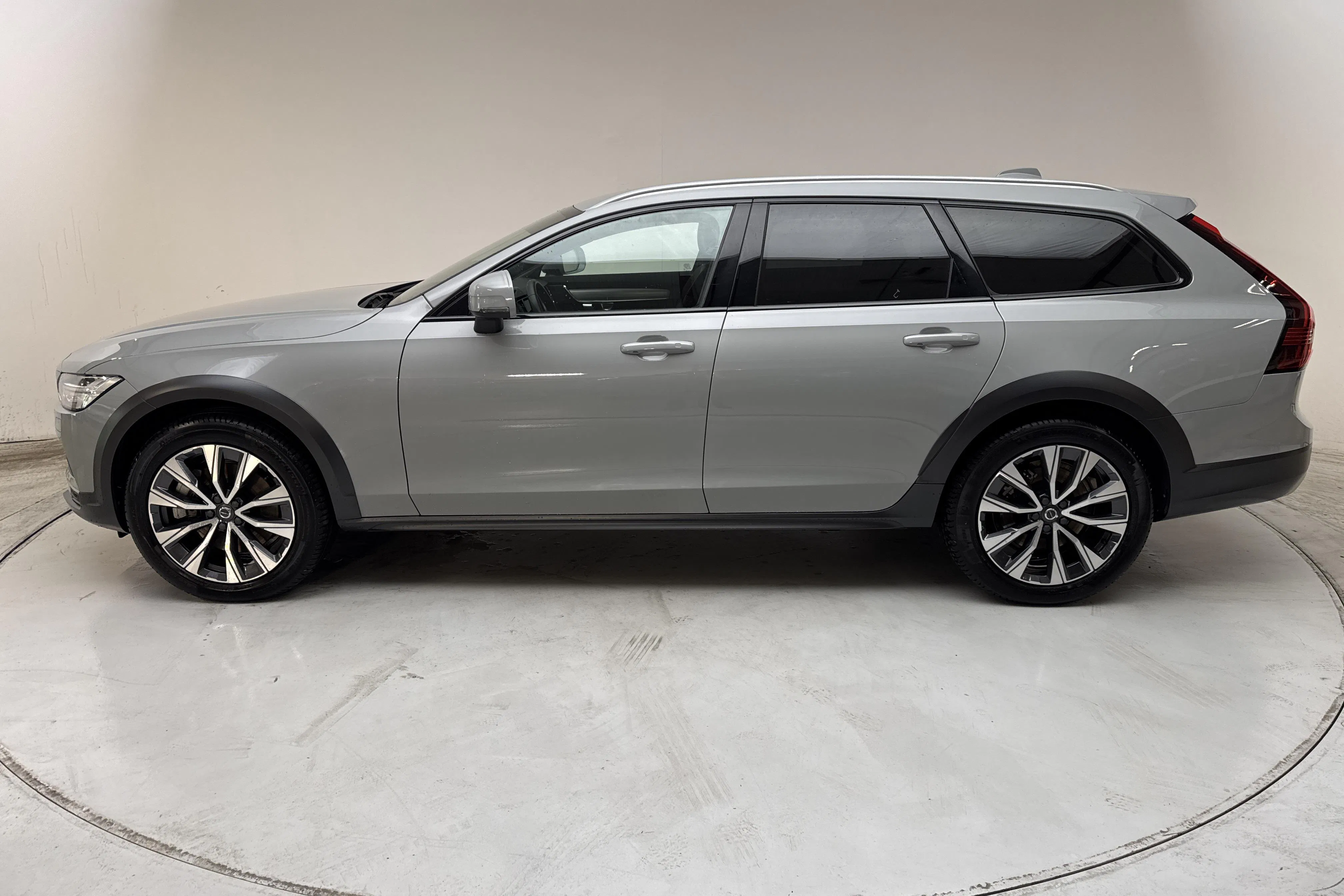 Presentation photo 2 of 15: Volvo V90 B5 Cross Country AWD Mildhybrid, Bensin (250hk) - 70 350 km - Automatic - gray - 2024