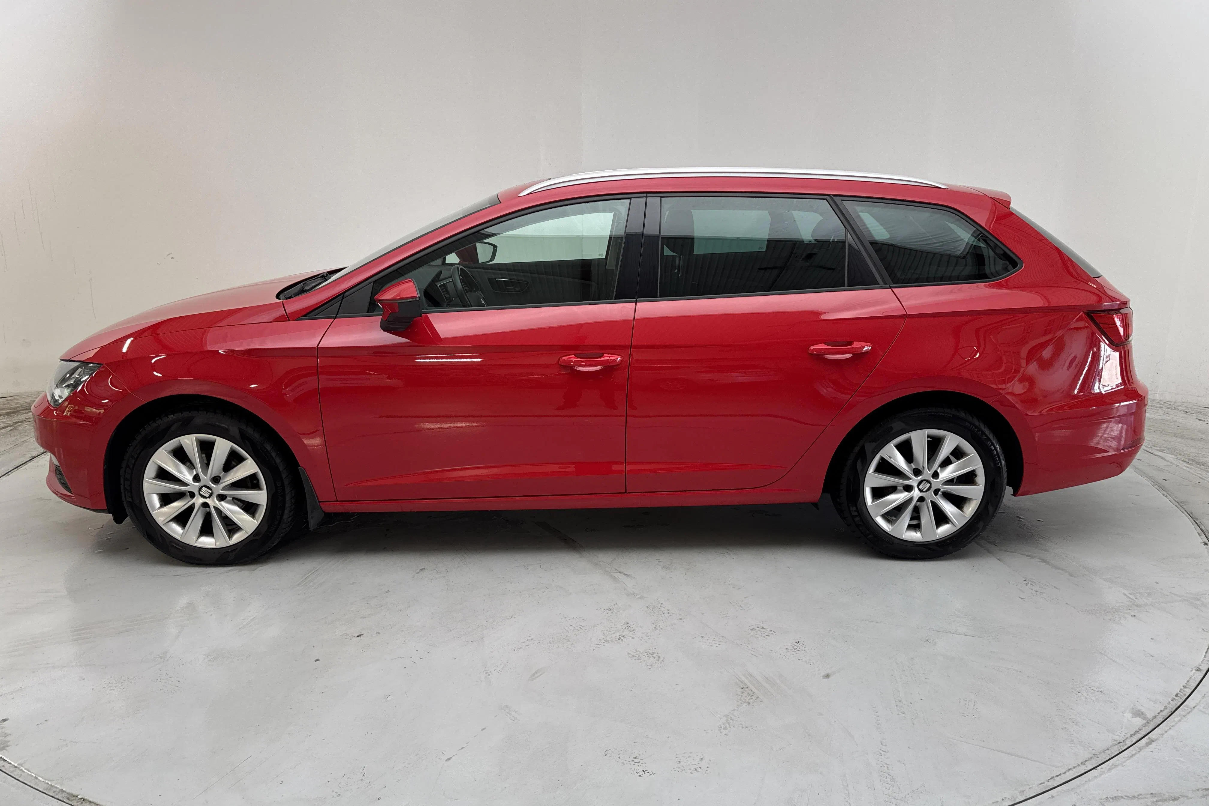 Presentationsfoto 2 av 15: Seat Leon 1.0 TSI ST (115hk) - 14 924 mil - Manuell - röd - 2020
