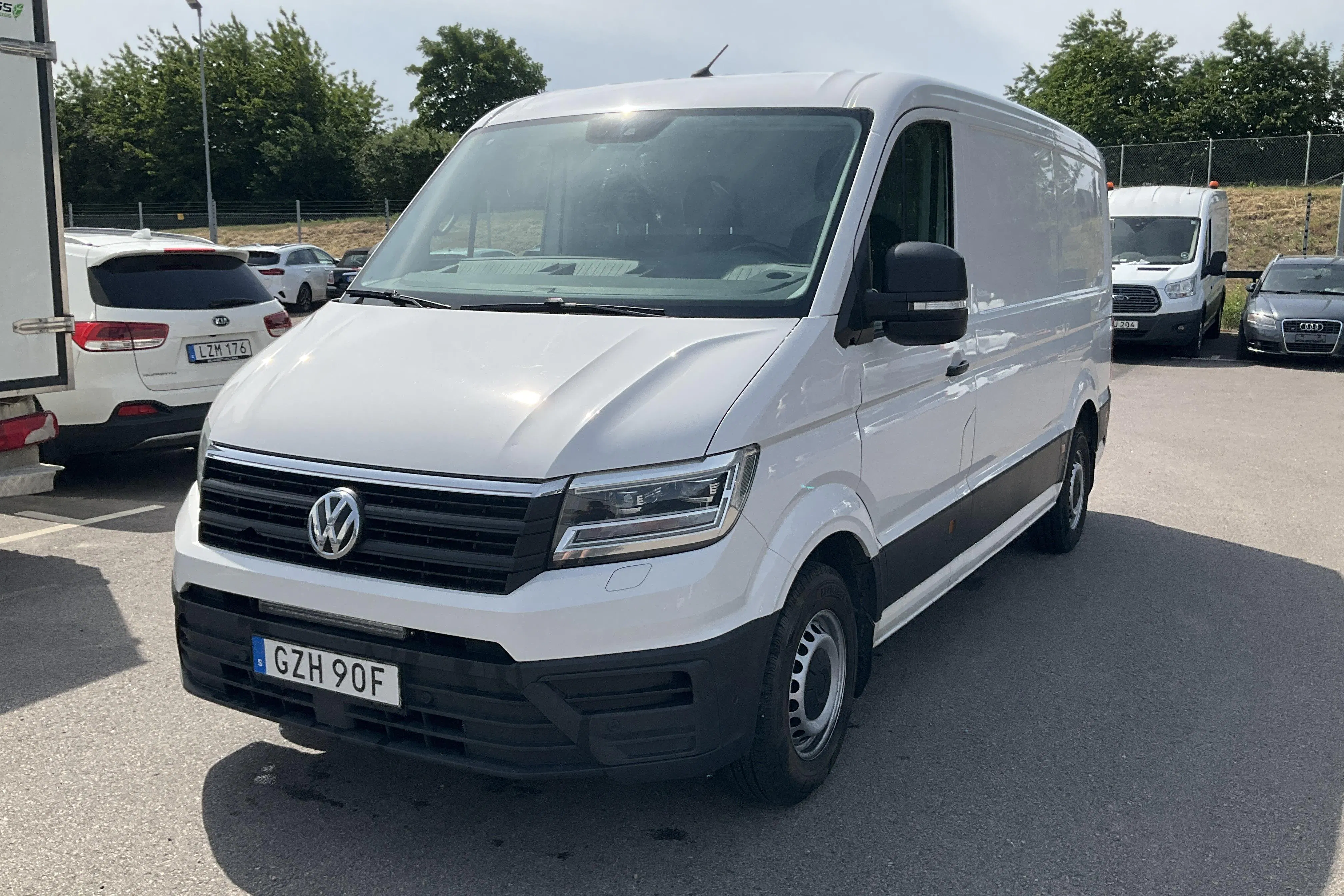 Presentationsfoto 1 av 16: VW Crafter 35 2.0 TDI Skåp (140hk) - 19 298 mil - Manuell - vit - 2021
