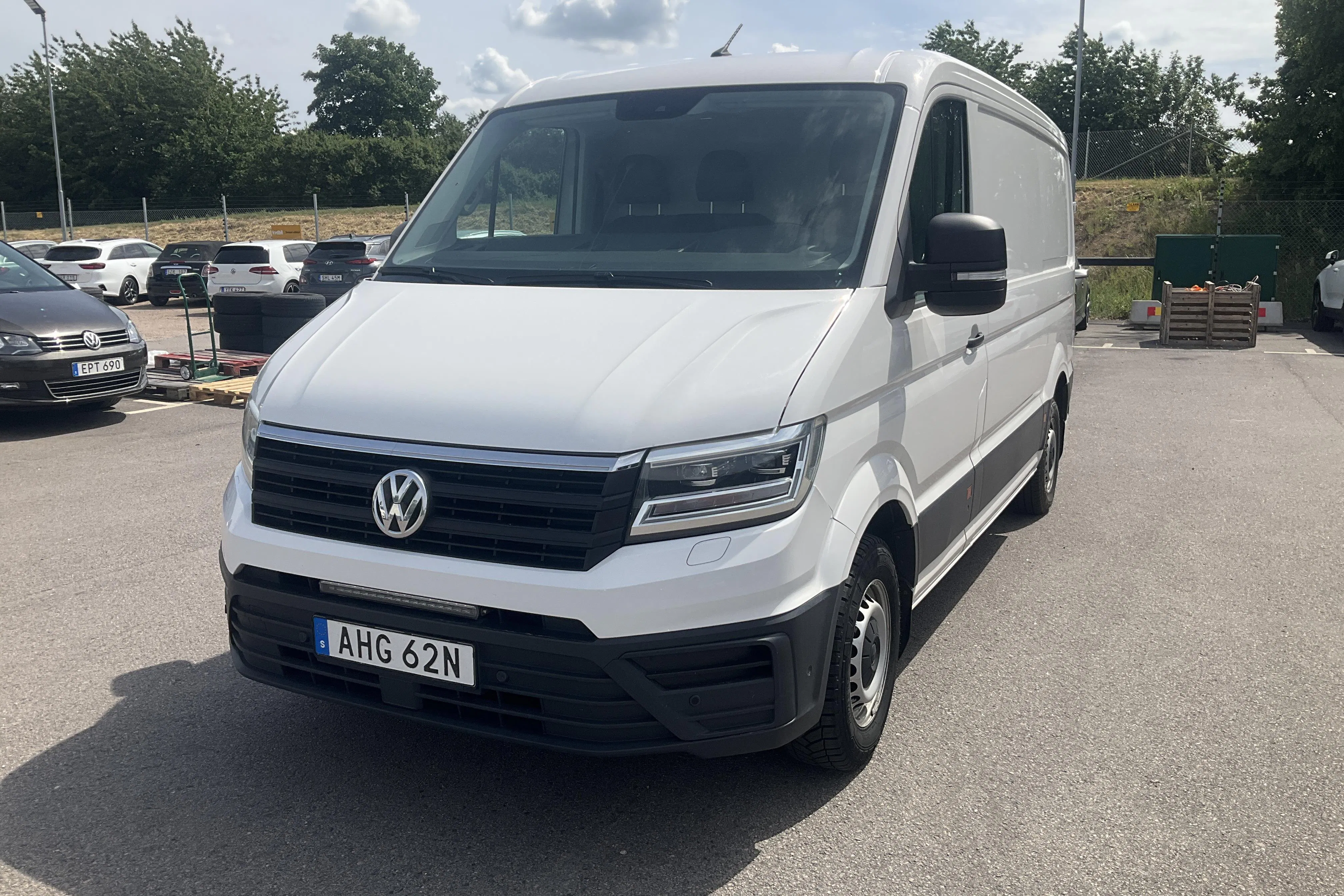 Presentationsfoto 1 av 17: VW Crafter 35 2.0 TDI Skåp (140hk) - 17 406 mil - Manuell - vit - 2021