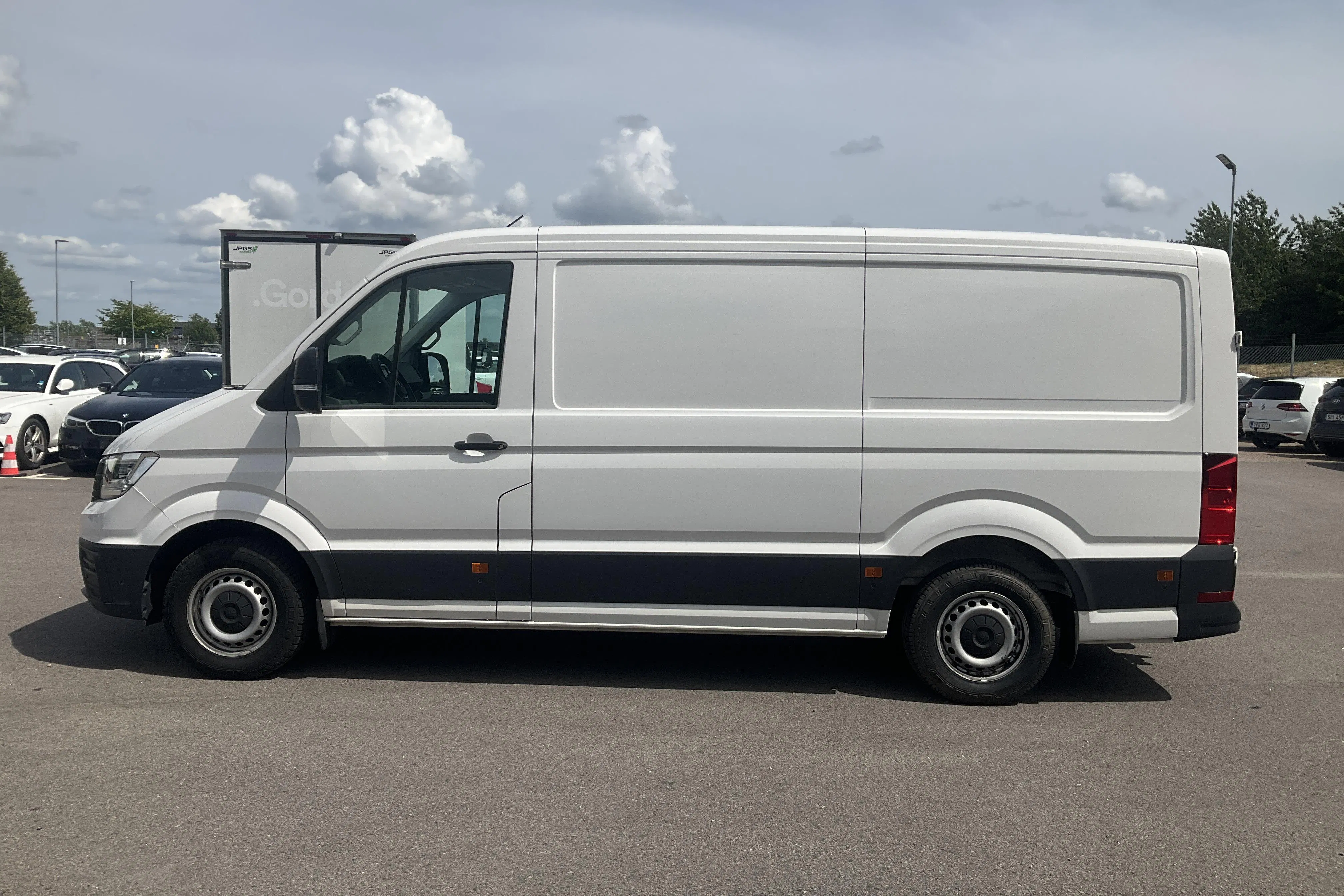 Presentationsfoto 2 av 17: VW Crafter 35 2.0 TDI Skåp (140hk) - 17 406 mil - Manuell - vit - 2021