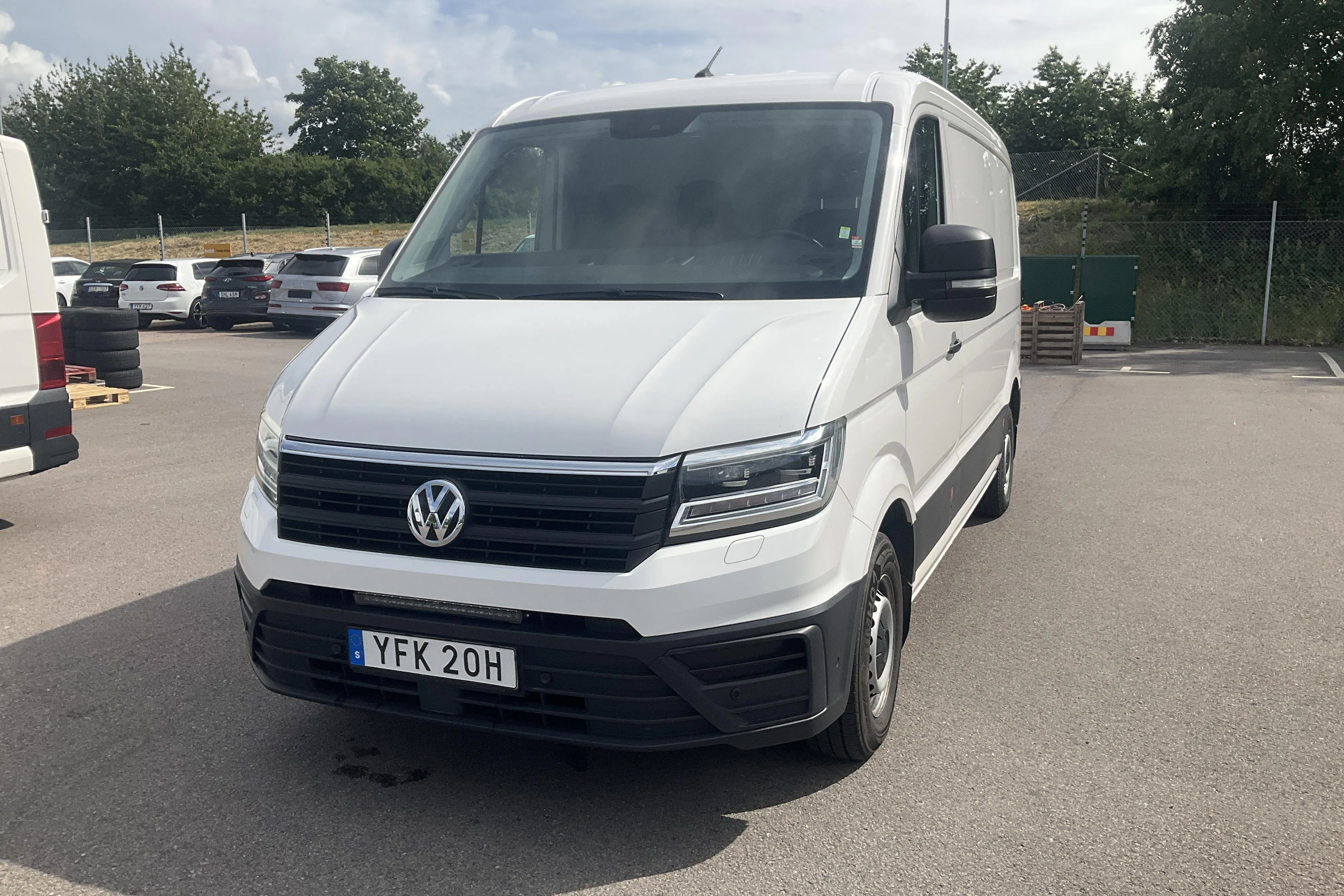 Presentationsfoto 1 av 17: VW Crafter 35 2.0 TDI Skåp (140hk) - 16 401 mil - Manuell - vit - 2021