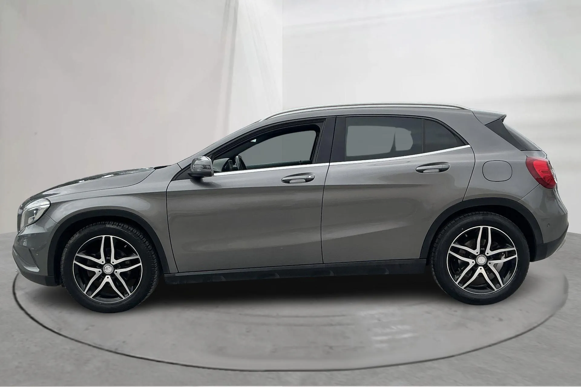 Presentation photo 2 of 15: Mercedes GLA 200 CDI (136hk) - 162 150 km - Manual - dark grey - 2014