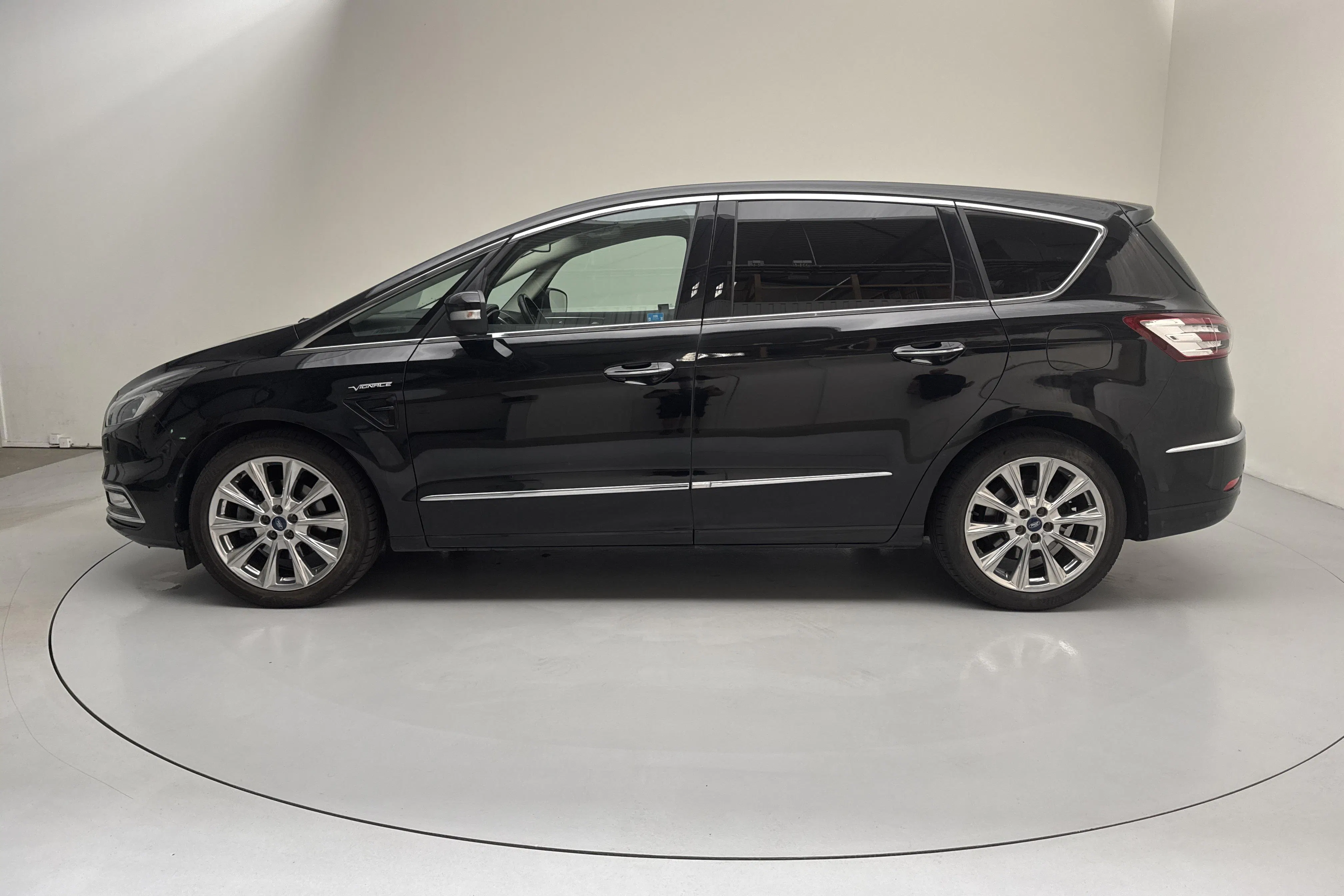 Presentationsfoto 2 av 18: Ford S-MAX 2.0 TDCi (240hk) - 18 625 mil - Automat - svart - 2019