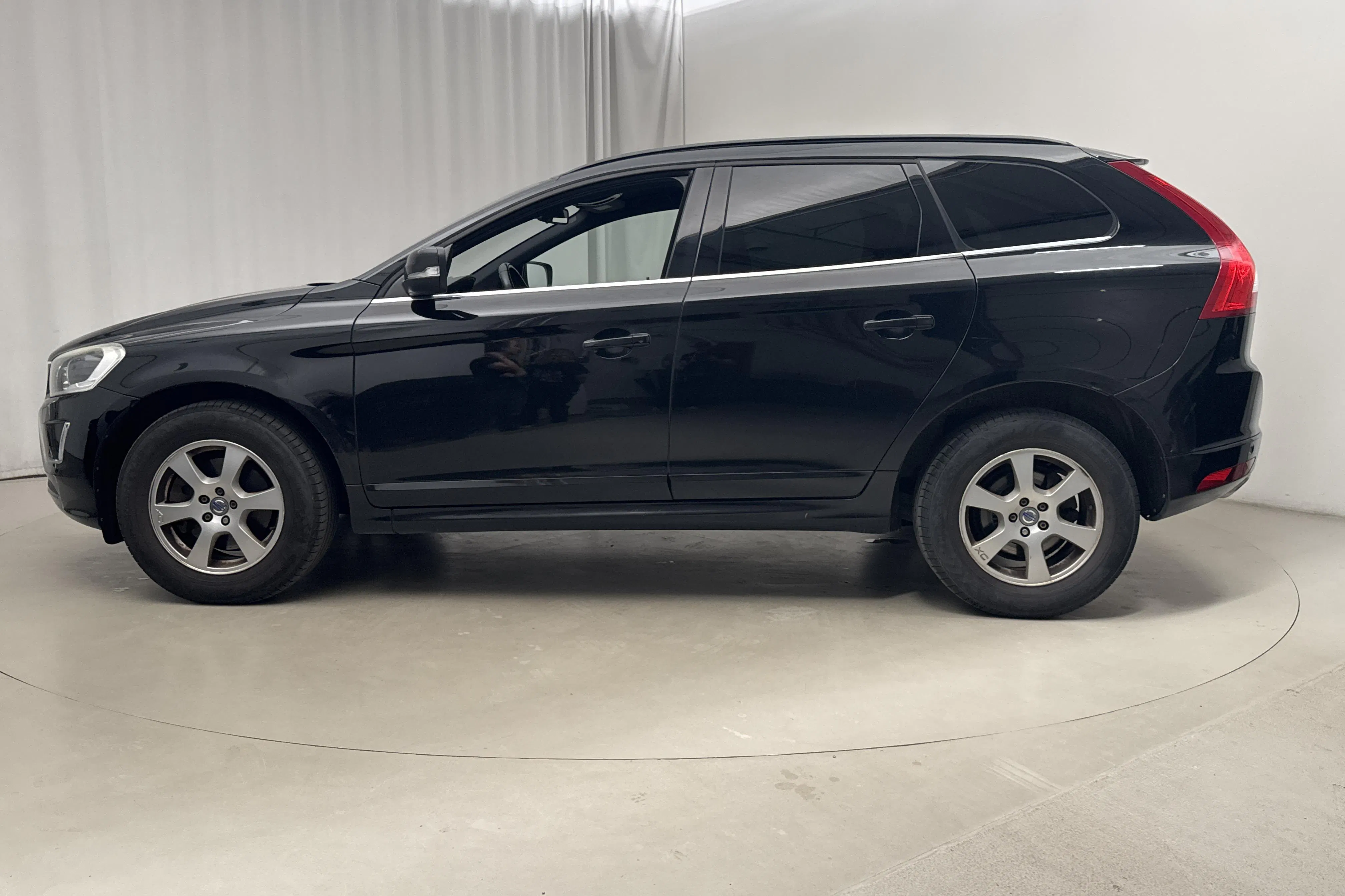 Presentationsfoto 2 av 15: Volvo XC60 D4 AWD (181hk) - 21 994 mil - Automat - svart - 2015
