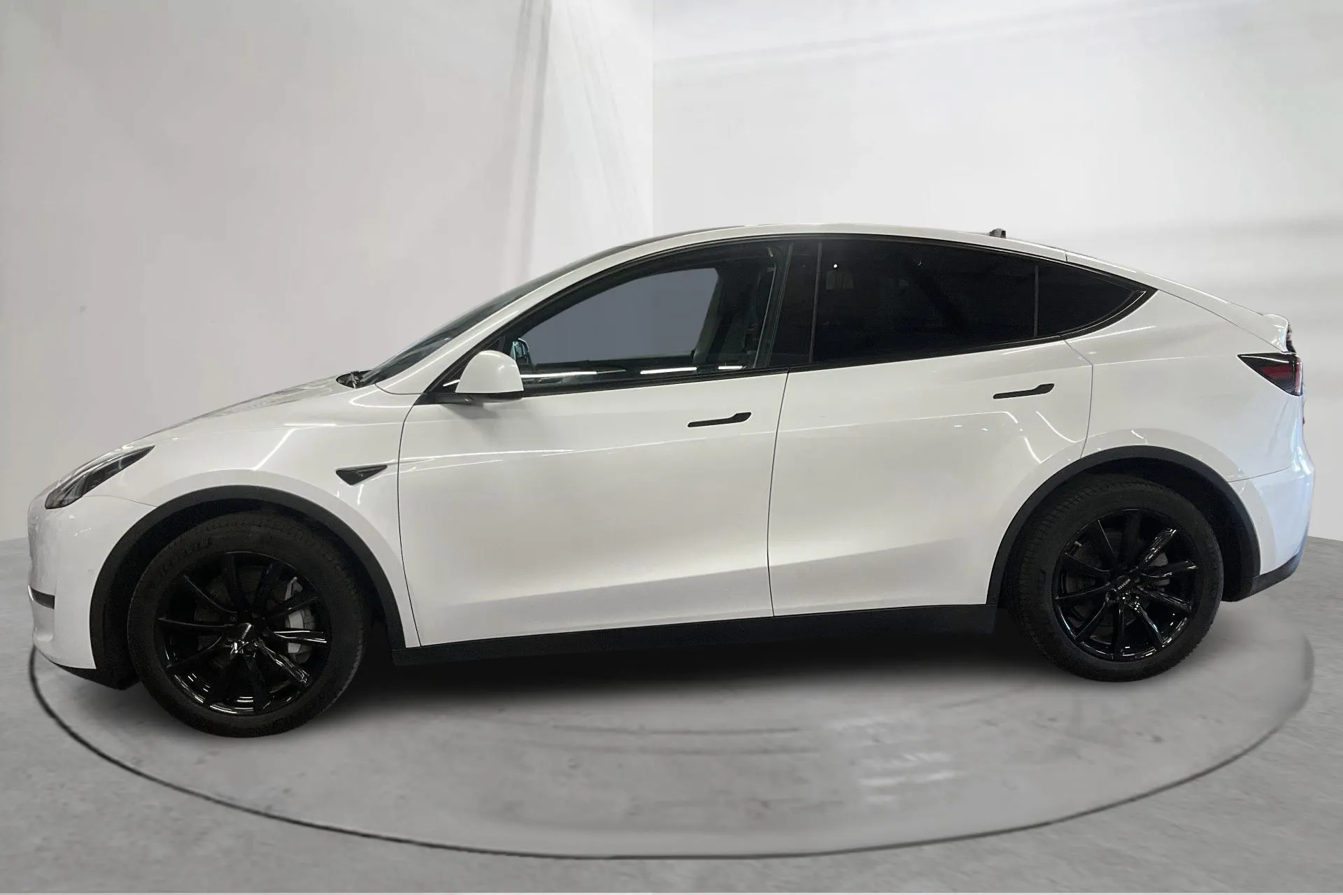 Presentationsfoto 2 av 24: Tesla Model Y Long Range Dual Motor AWD - 15 965 mil - Automat - vit - 2021