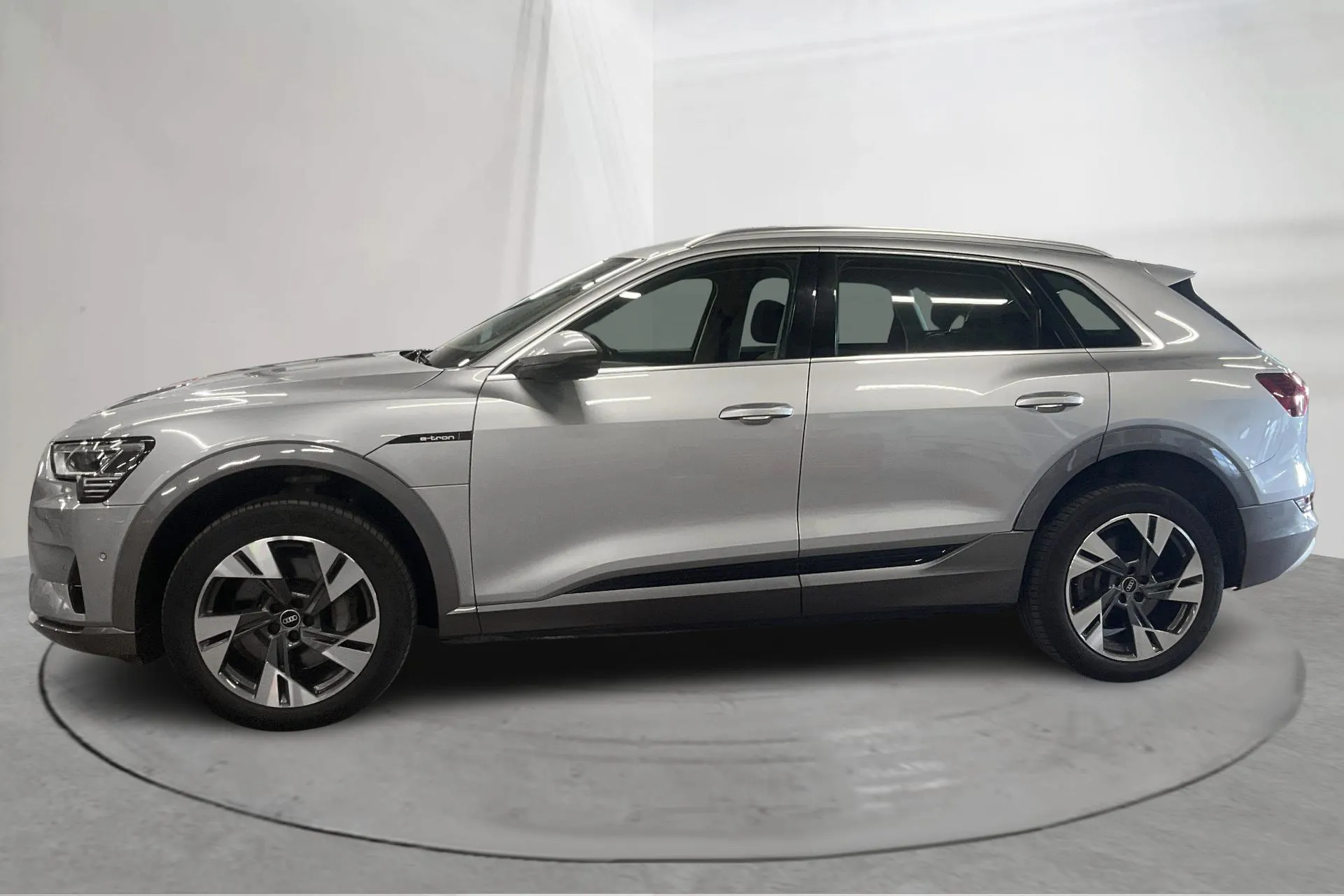 Presentationsfoto 2 av 21: Audi e-tron 55 quattro 95kWh (360hk) - 18 524 mil - Automat - silver - 2021