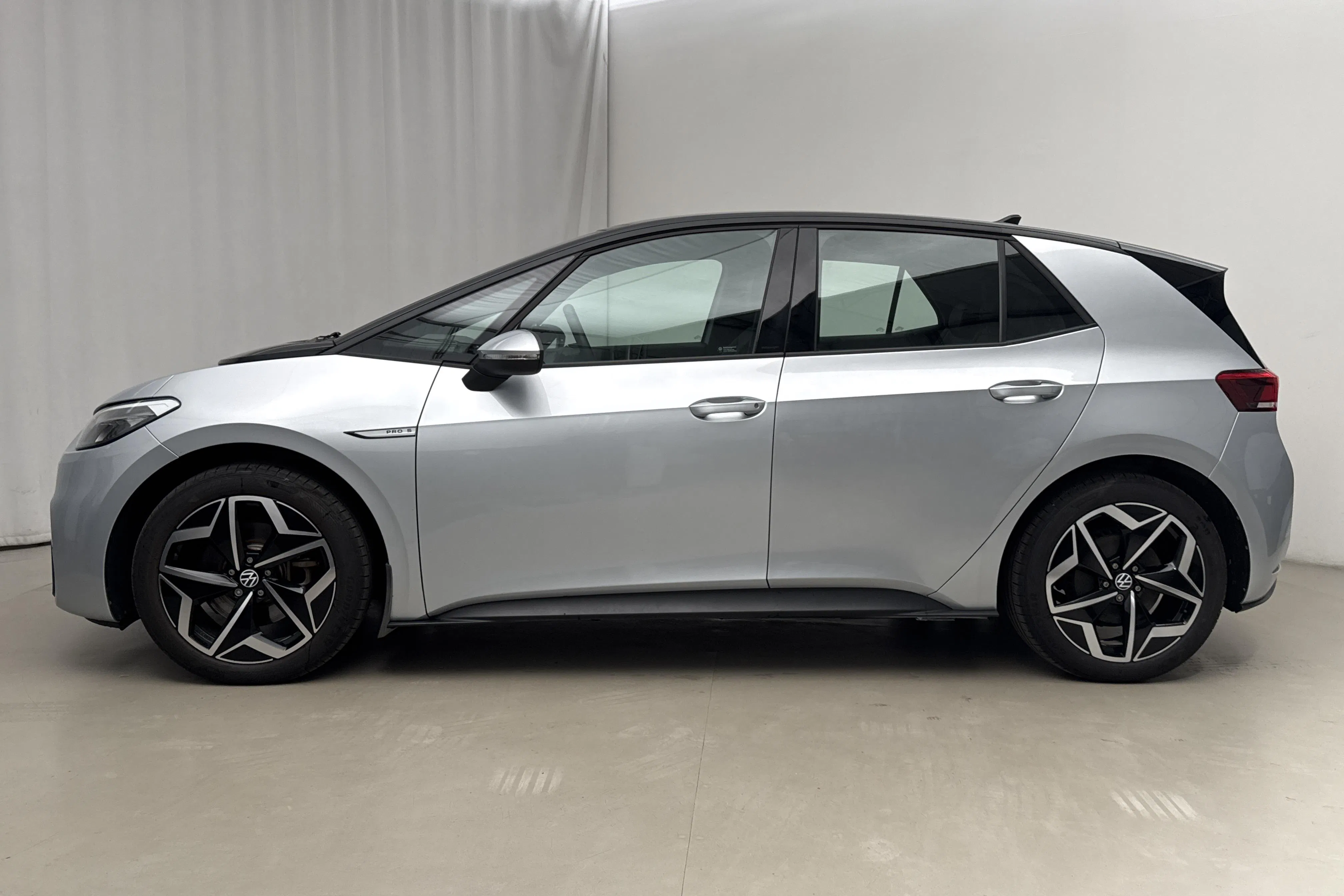 Presentationsfoto 2 av 20: VW ID.3 77kWh (204hk) - 3 489 mil - Automat - silver - 2023