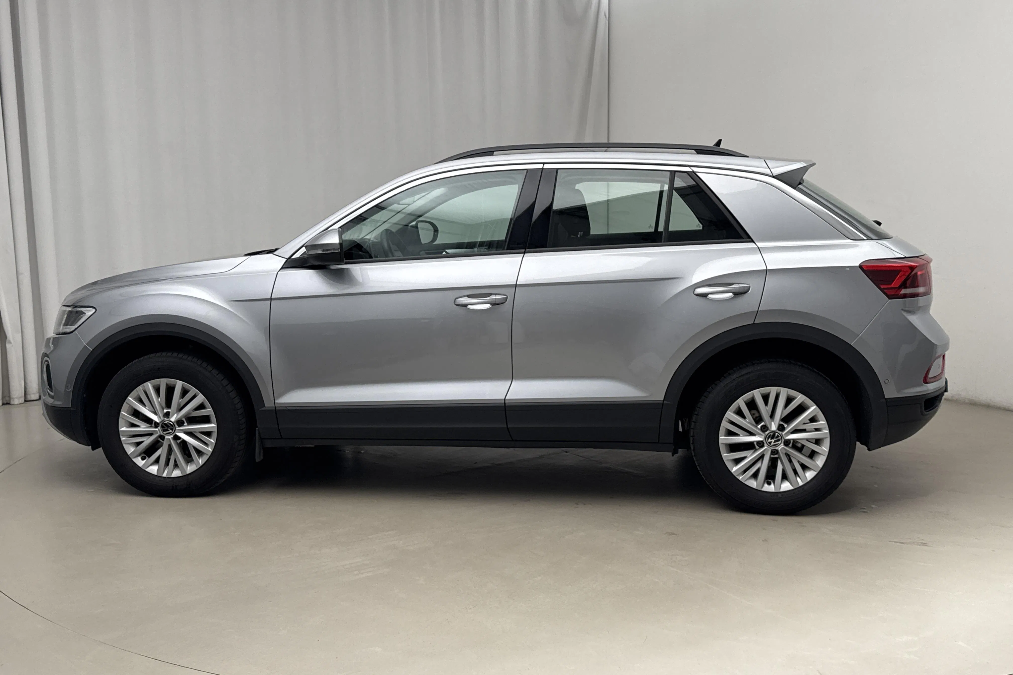 Presentationsfoto 2 av 17: VW T-Roc 1.5 TSI (150hk) - 10 106 mil - Automat - silver - 2022