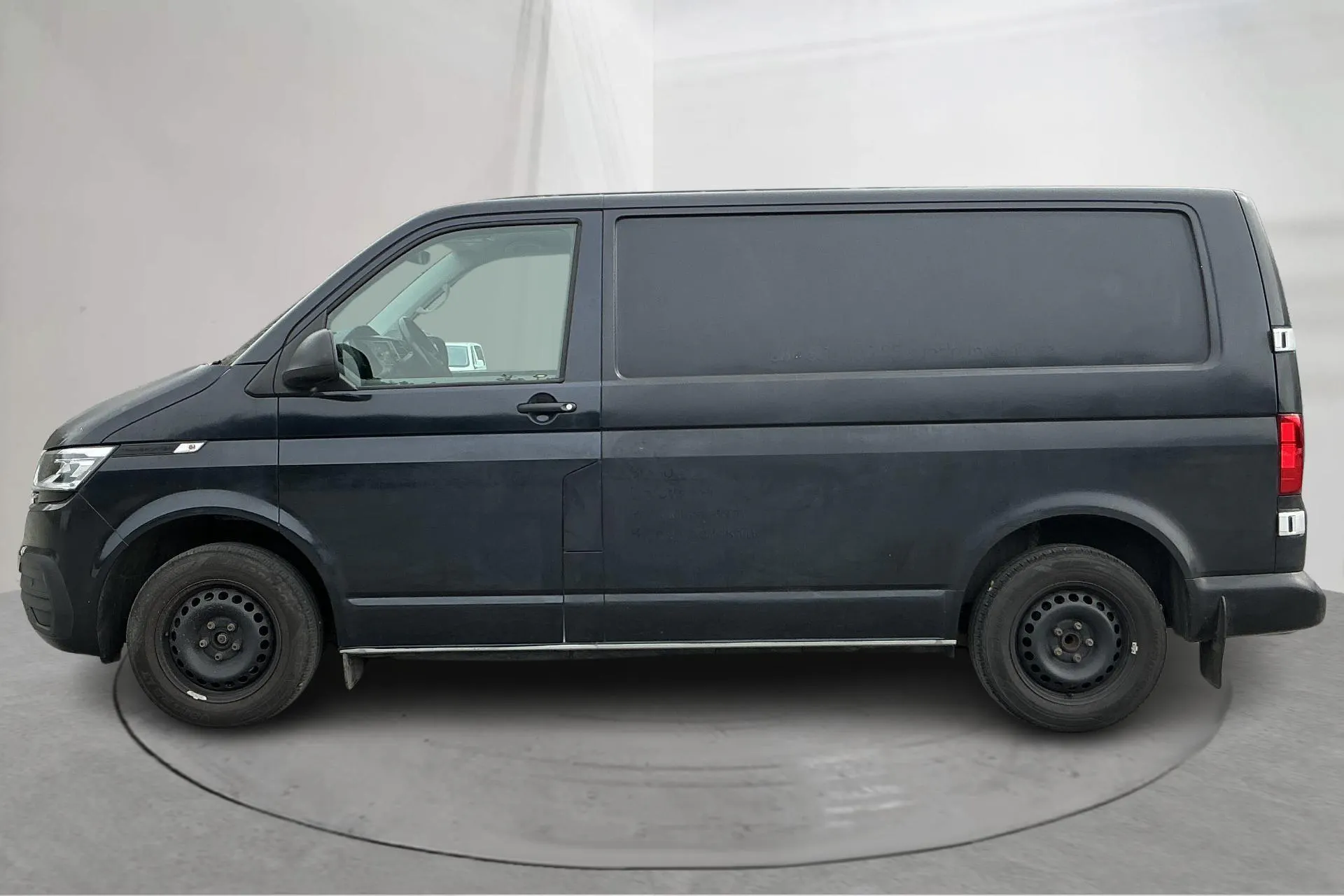 Presentationsfoto 2 av 16: VW Transporter T6.1 Skåp TDI (150hk) - 5 532 mil - Automat - silver - 2023