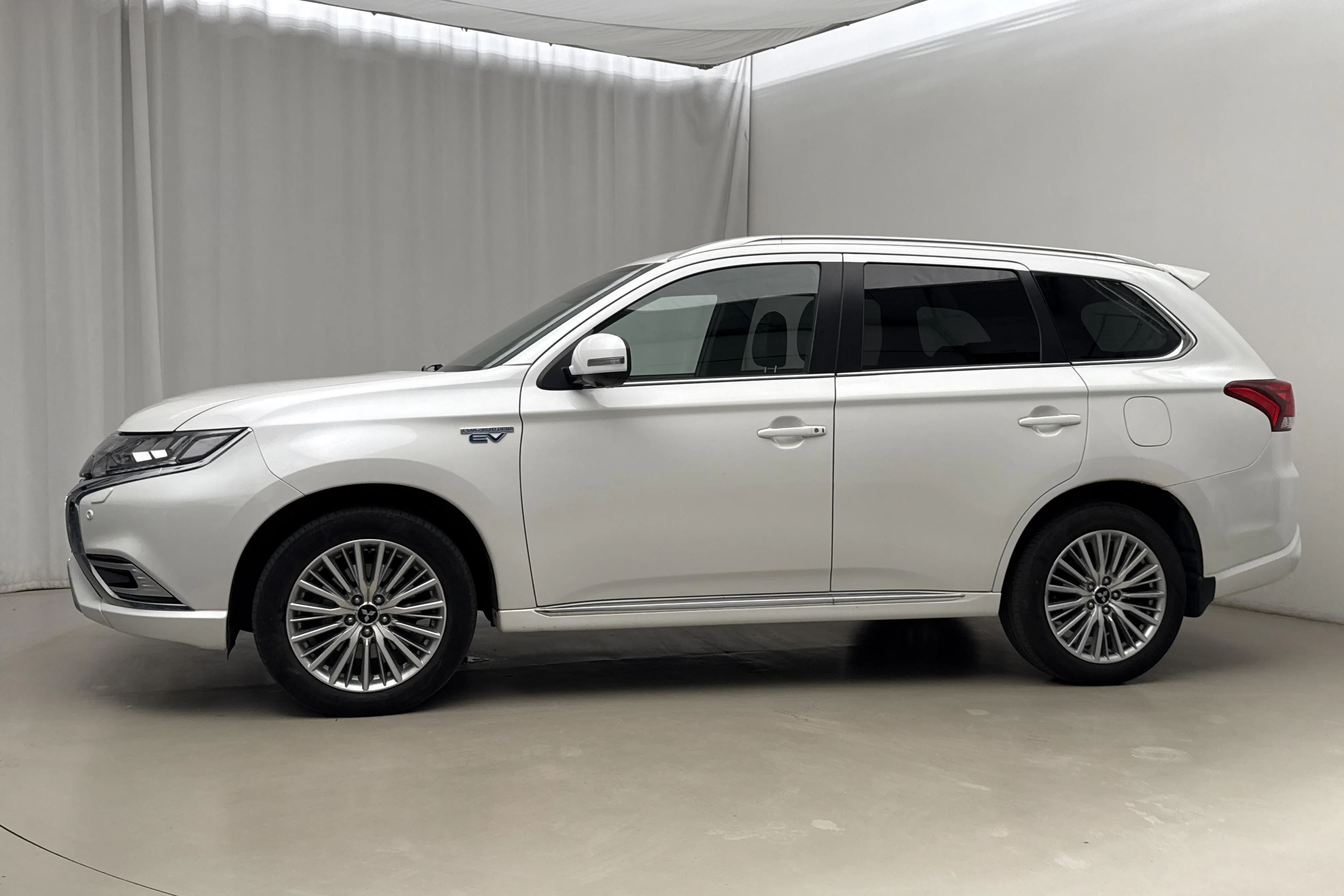 Presentationsfoto 2 av 21: Mitsubishi Outlander 2.4 Plug-in Hybrid 4WD (136hk) - 26 093 mil - Automat - vit - 2019