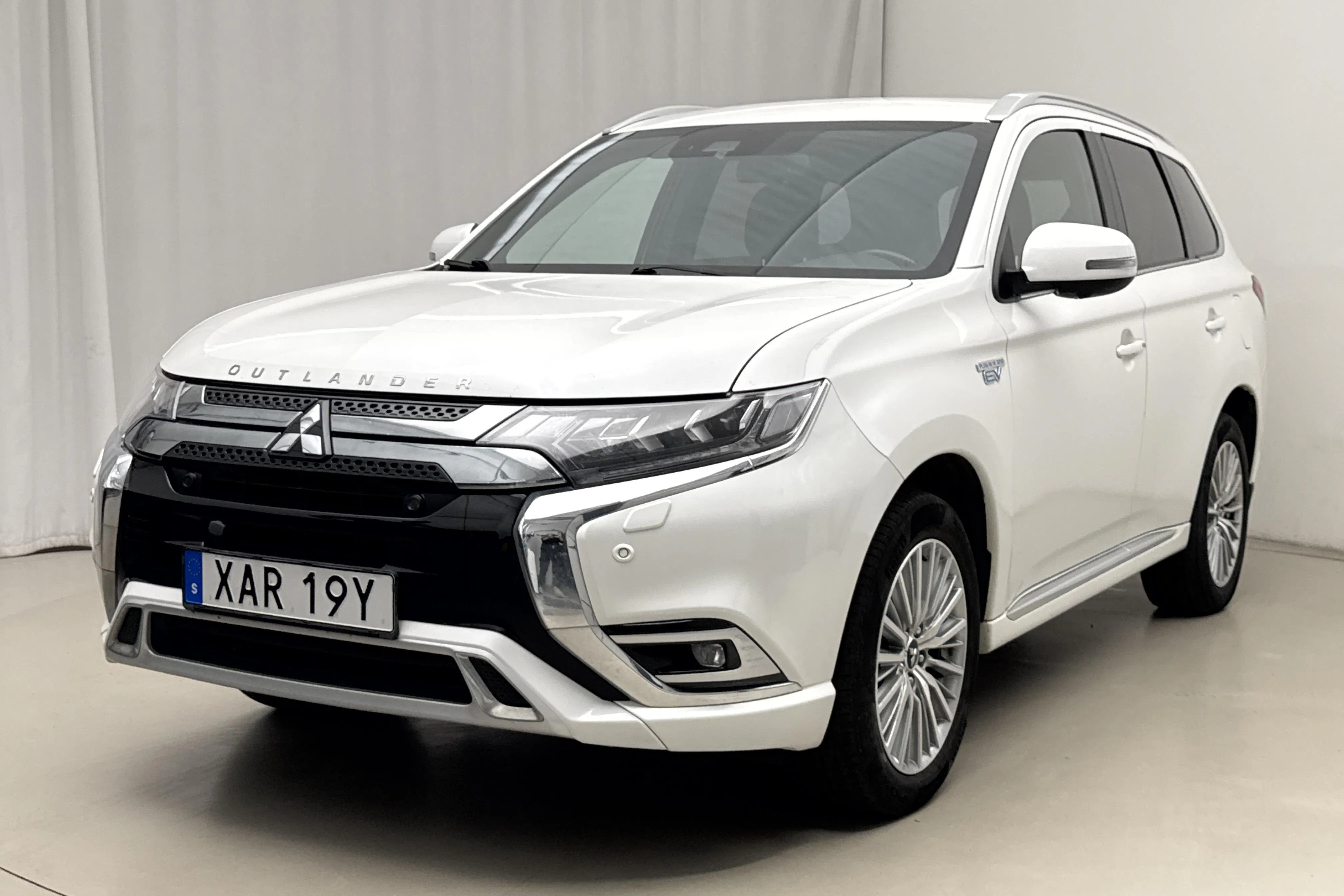 Presentationsfoto 1 av 21: Mitsubishi Outlander 2.4 Plug-in Hybrid 4WD (136hk) - 26 093 mil - Automat - vit - 2019