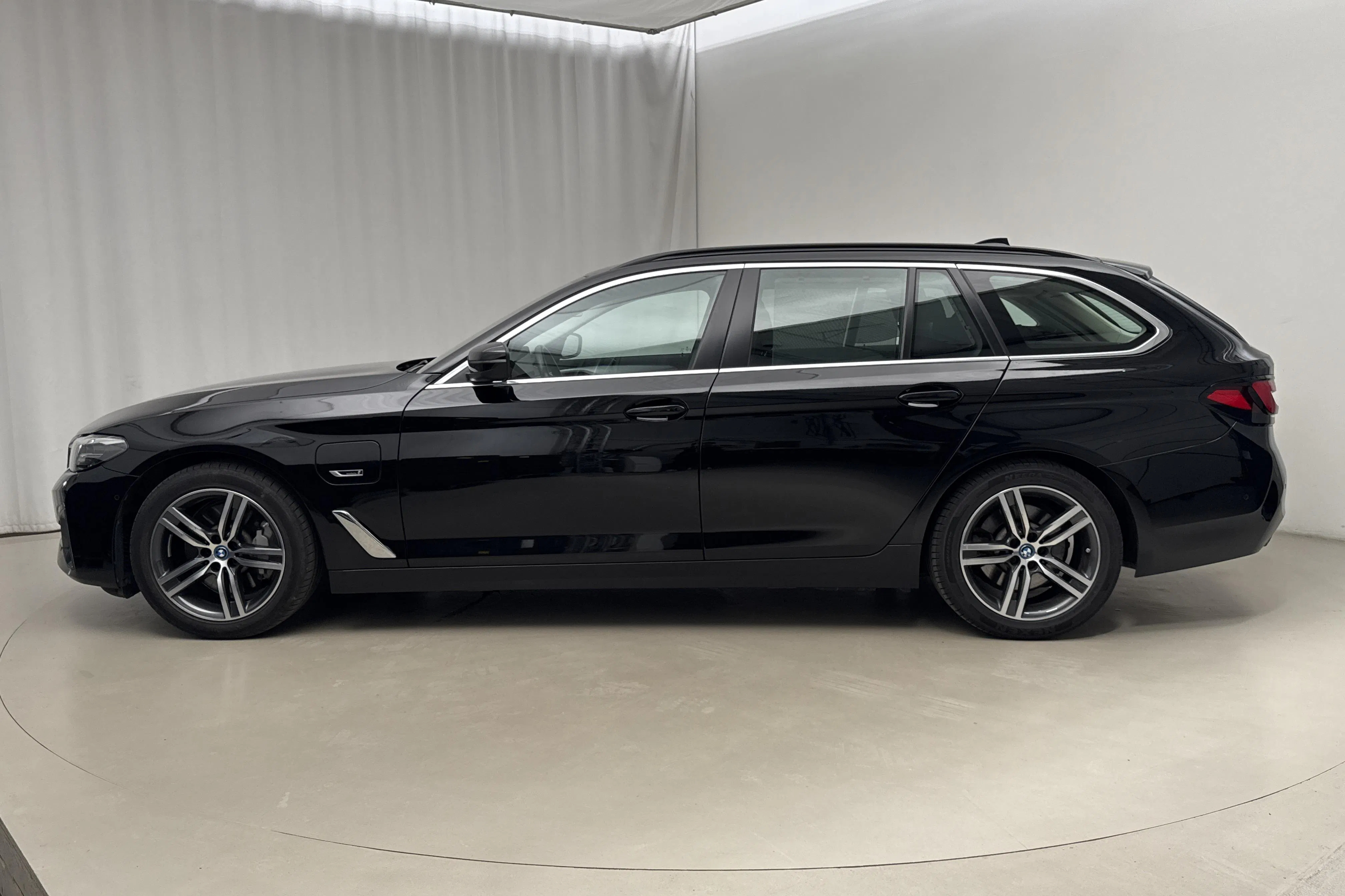 Presentationsfoto 2 av 24: BMW 530e Touring, G31 12kWh LCI (292hk) - 9 465 mil - Automat - svart - 2023
