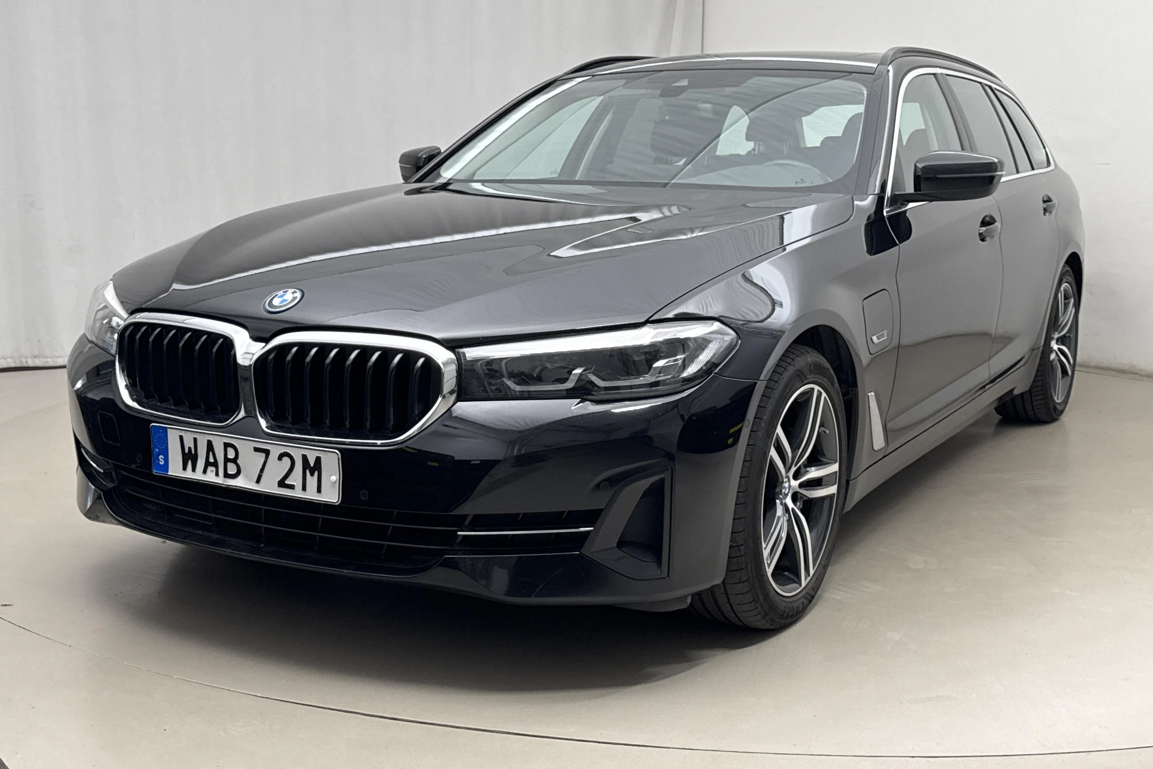 Presentationsfoto 1 av 24: BMW 530e Touring, G31 12kWh LCI (292hk) - 9 465 mil - Automat - svart - 2023