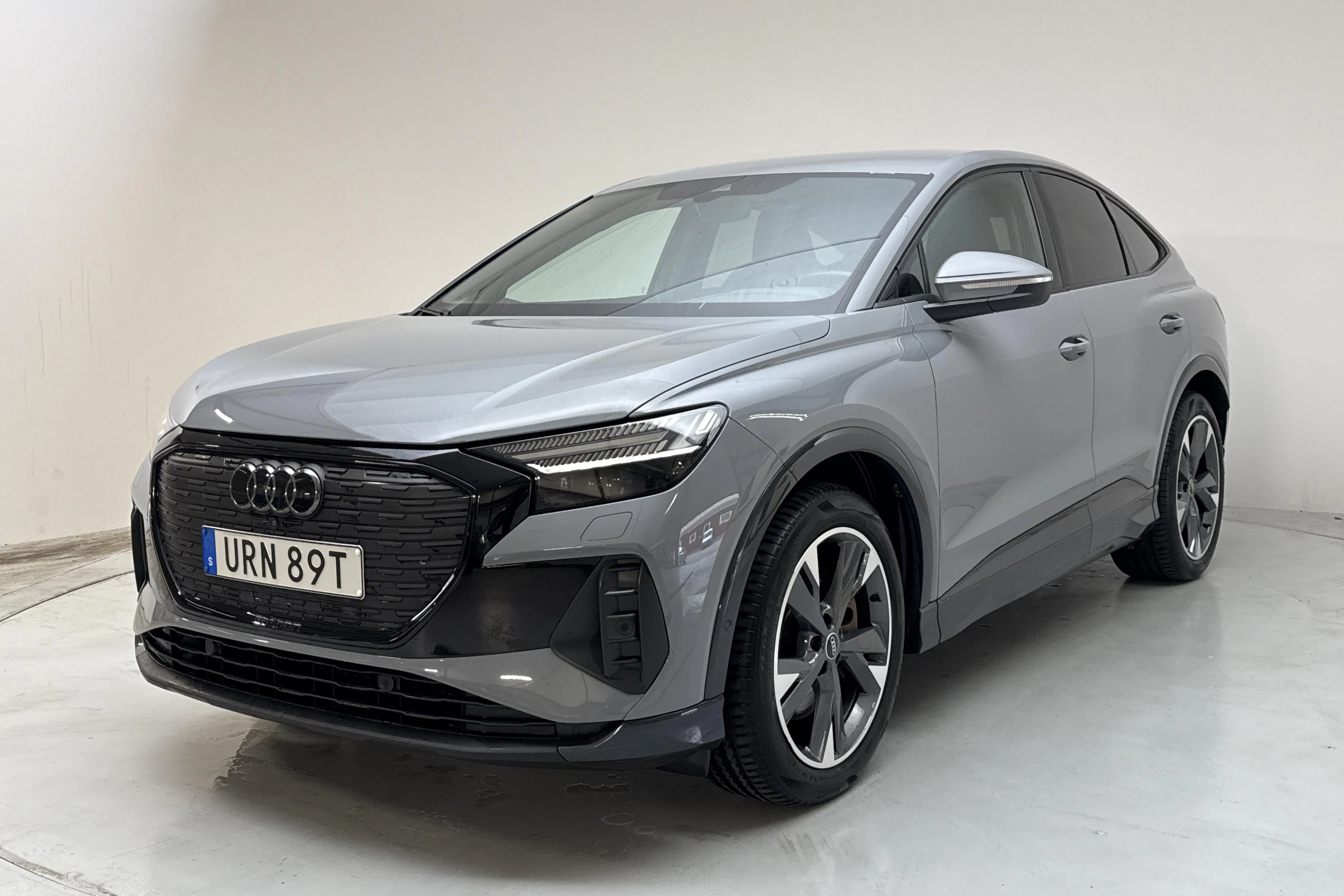 Presentationsfoto 1 av 17: Audi Q4 40 e-tron 77kWh (204hk) - 7 697 mil - Automat - grå - 2023