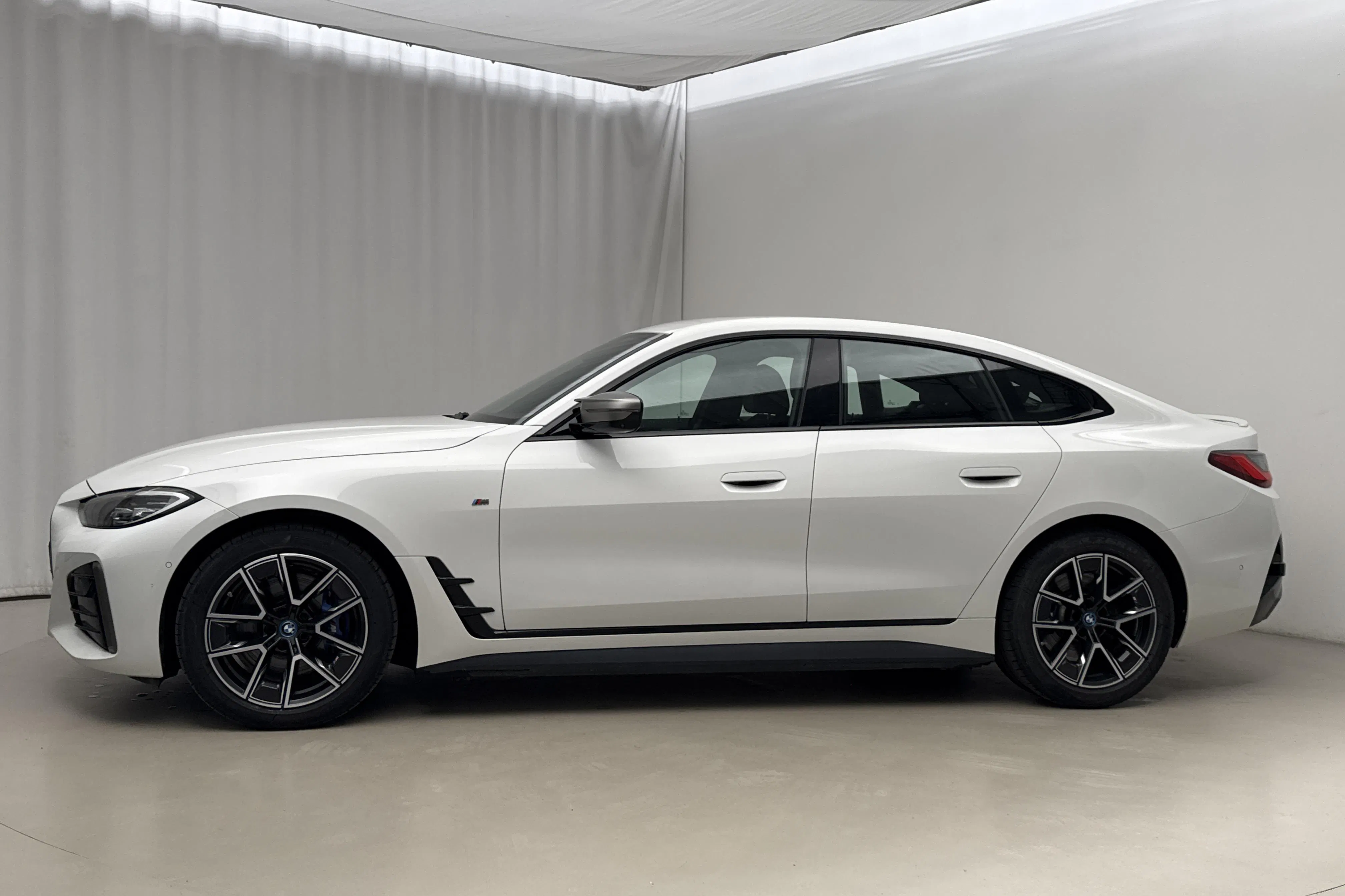 Presentationsfoto 2 av 25: BMW i4 M50 xDrive, G26 (544hk) - 4 513 mil - Automat - vit - 2024