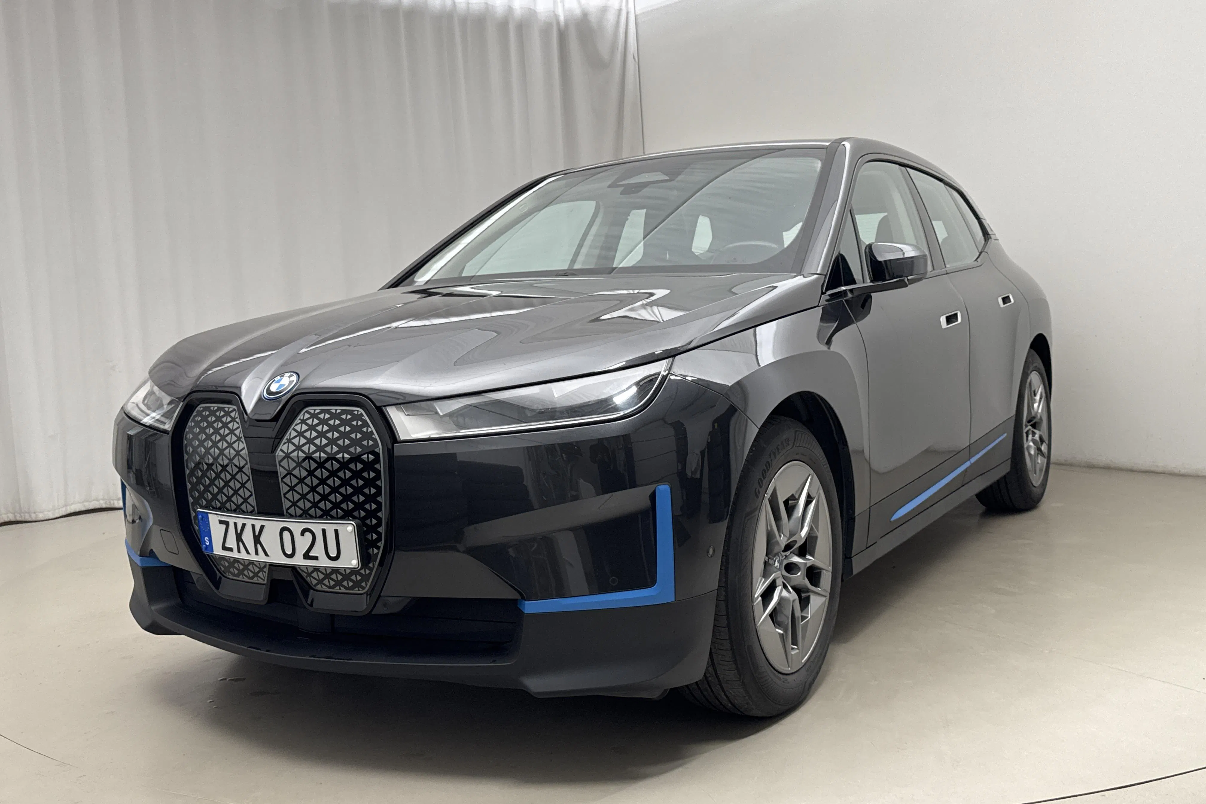 Presentationsfoto 1 av 20: BMW iX xDrive40, I20 (310hk) - 8 893 mil - Automat - grå - 2022