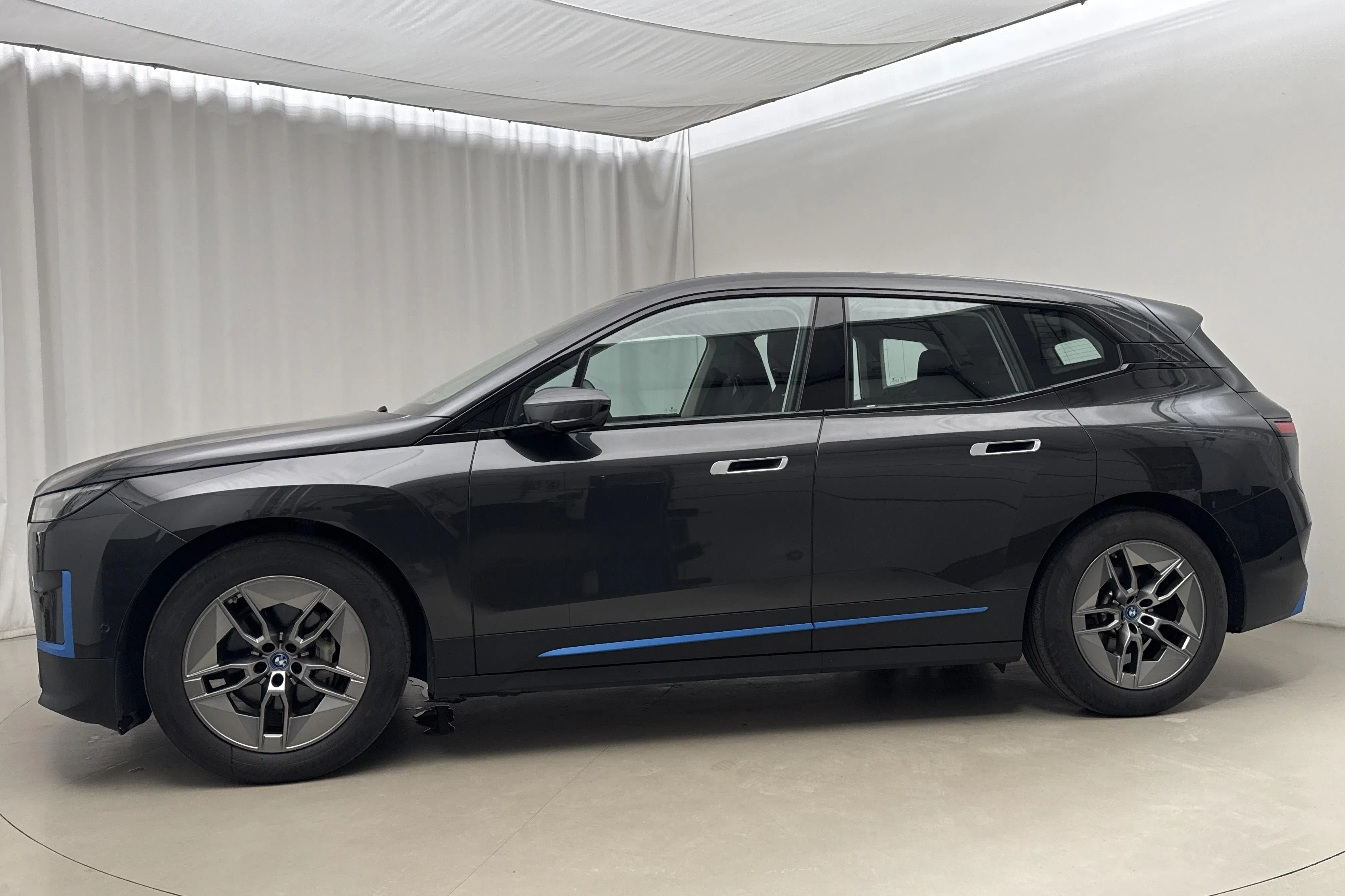 Presentationsfoto 2 av 20: BMW iX xDrive40, I20 (310hk) - 8 893 mil - Automat - grå - 2022