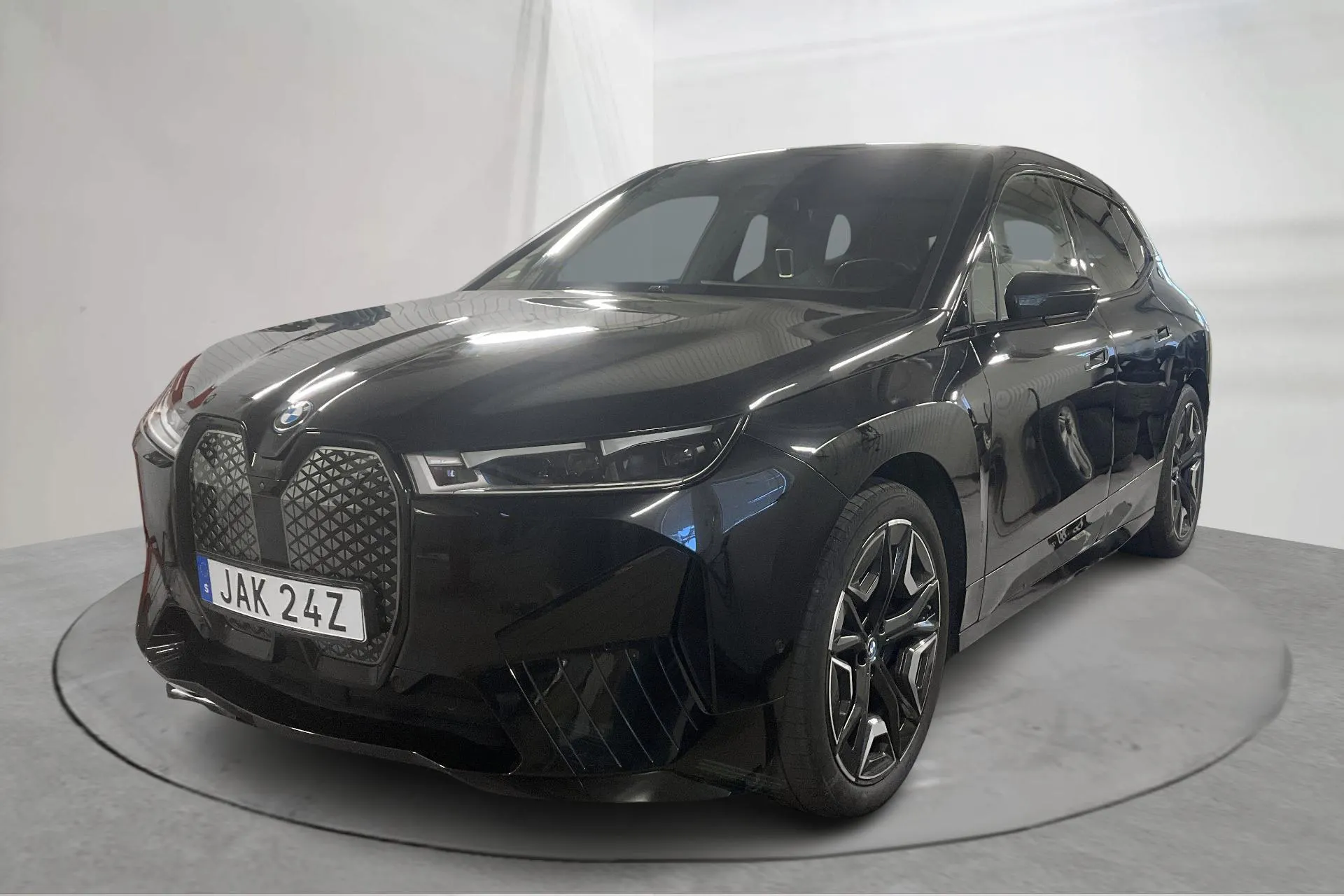 Presentationsfoto 1 av 23: BMW iX xDrive50, I20 (520hk) - 11 342 mil - Automat - svart - 2023