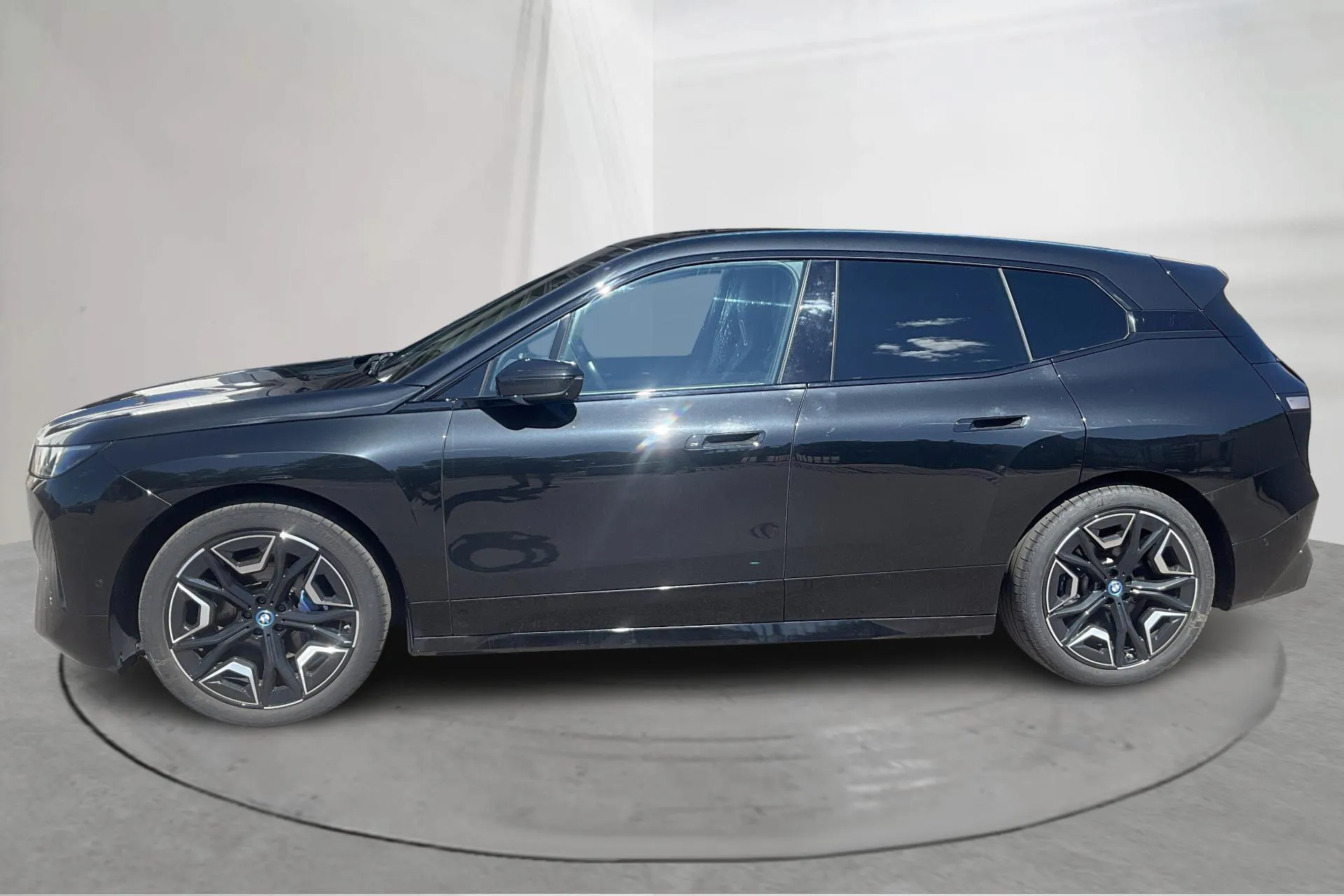 Presentationsfoto 2 av 23: BMW iX xDrive50, I20 (520hk) - 11 342 mil - Automat - svart - 2023