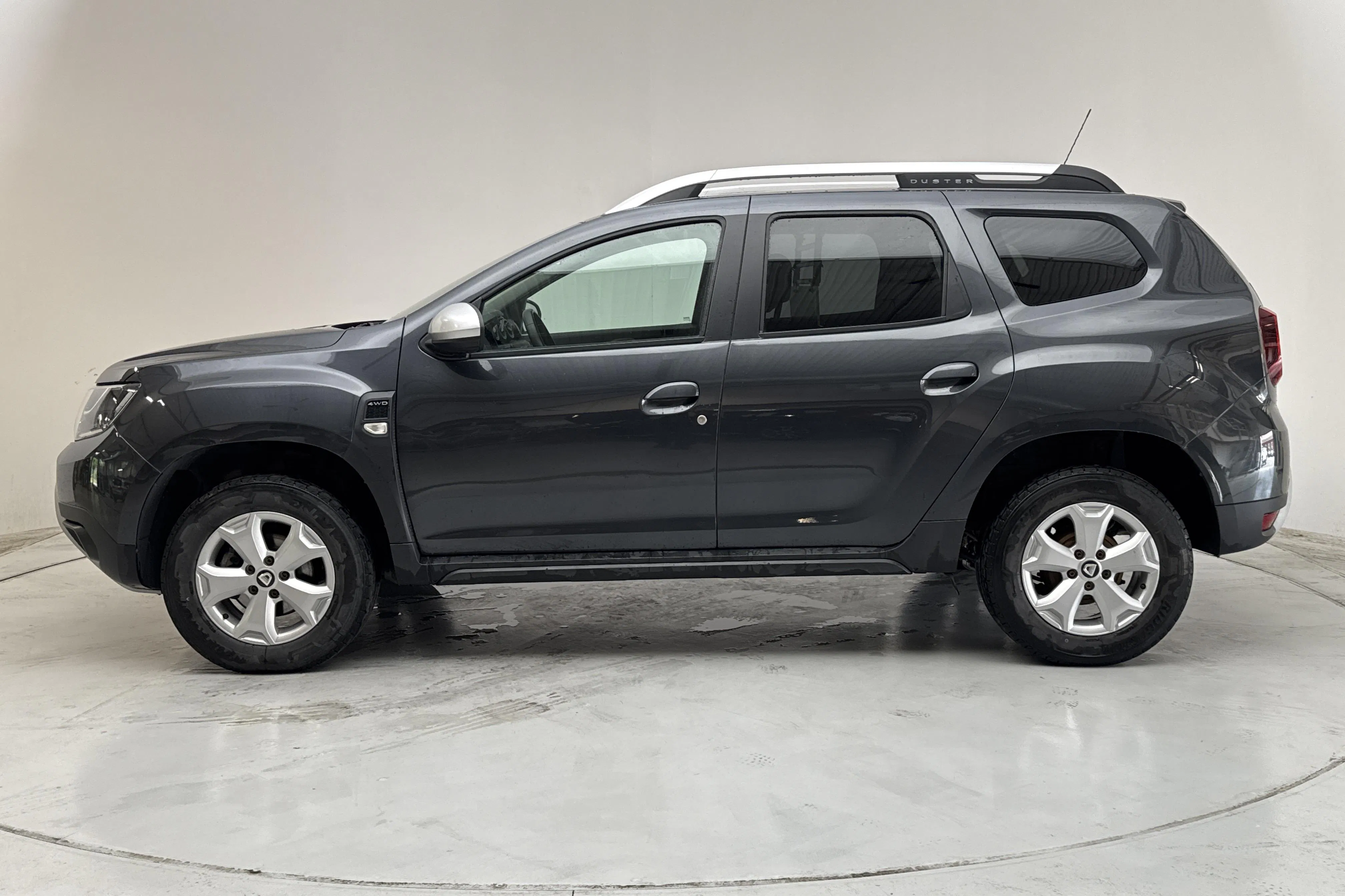 Presentationsfoto 2 av 12: Dacia Duster 1.5 dCi 4x4 (115hk) - 6 273 mil - Manuell - Mörkgrå - 2021