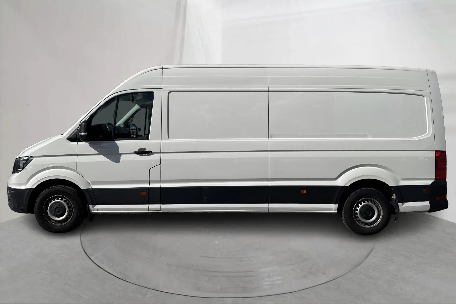 Presentation photo 2 of 17: VW Crafter 35 2.0 TDI Skåp (177hk) - 120 950 km - Automatic - white - 2018